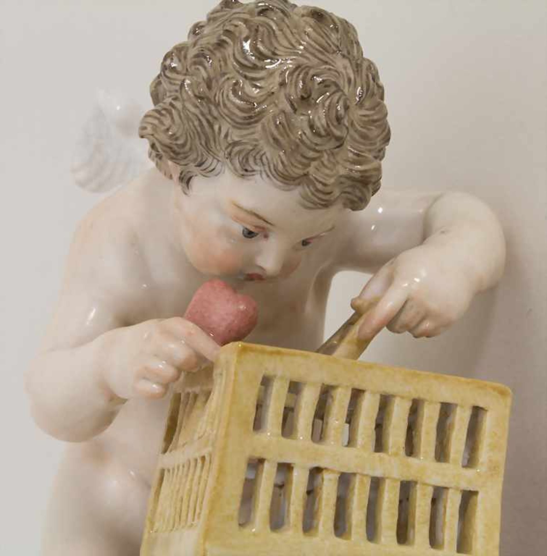 Devisenkind 'Je le captive' / A cupid putting a heart in a cage, Michel Victor Acier, Meissen, um - Bild 4 aus 6