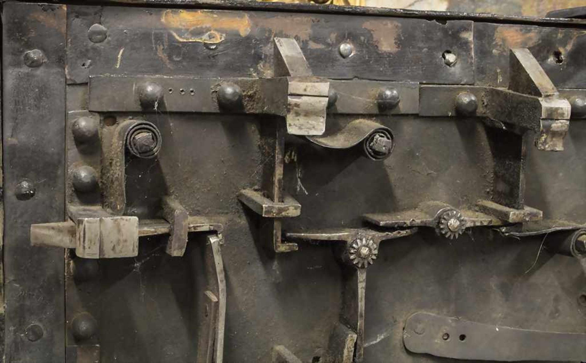 Eisentruhe als Kriegskasse / An iron (war) chest, 18. Jh.Material: Eisen, 1 schweres Außen-Schloss - Image 16 of 16
