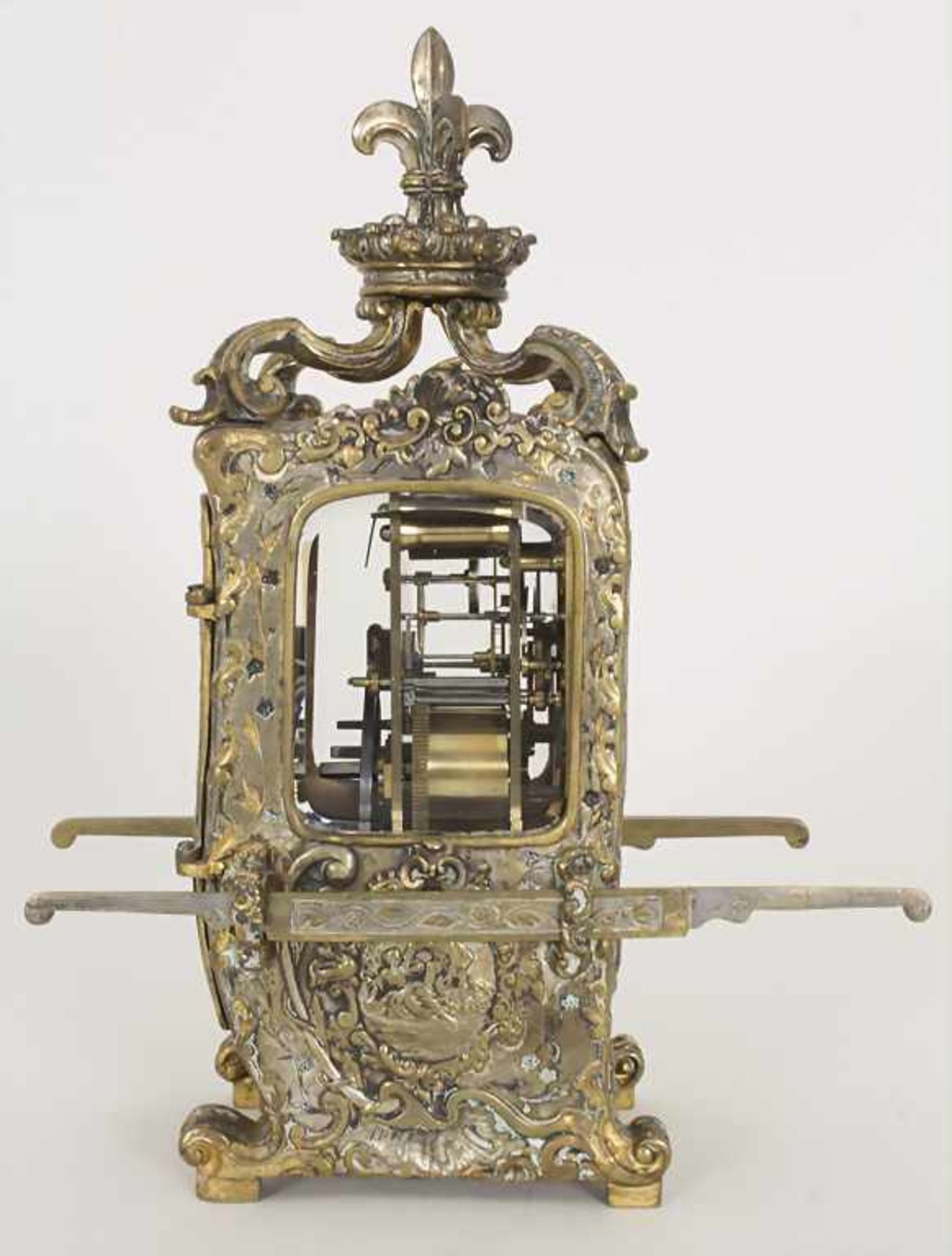 Sänften Uhr / A table clock, um 1900Gehäuse: rundum verglaste u. versilberte Bronze,Uhrwerk: - Image 8 of 11