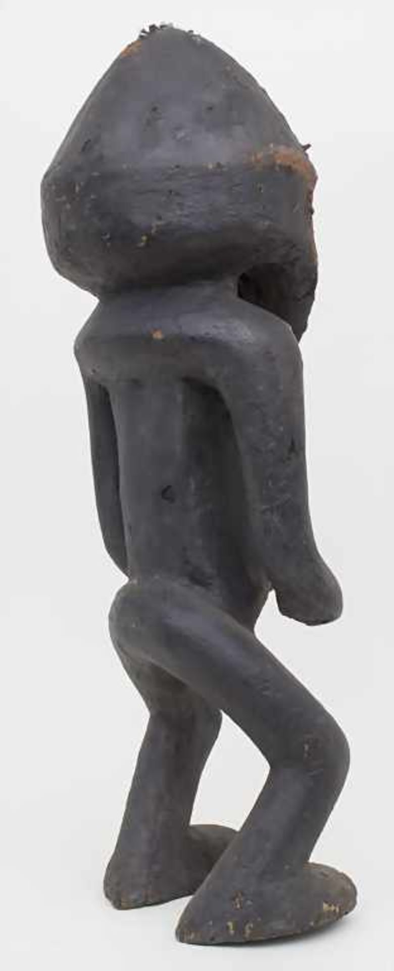 Männlicher Fetisch / A male fetish, Mambila, KamerunMaterial: schweres Holz, Gesicht und Augen rot - Bild 4 aus 4