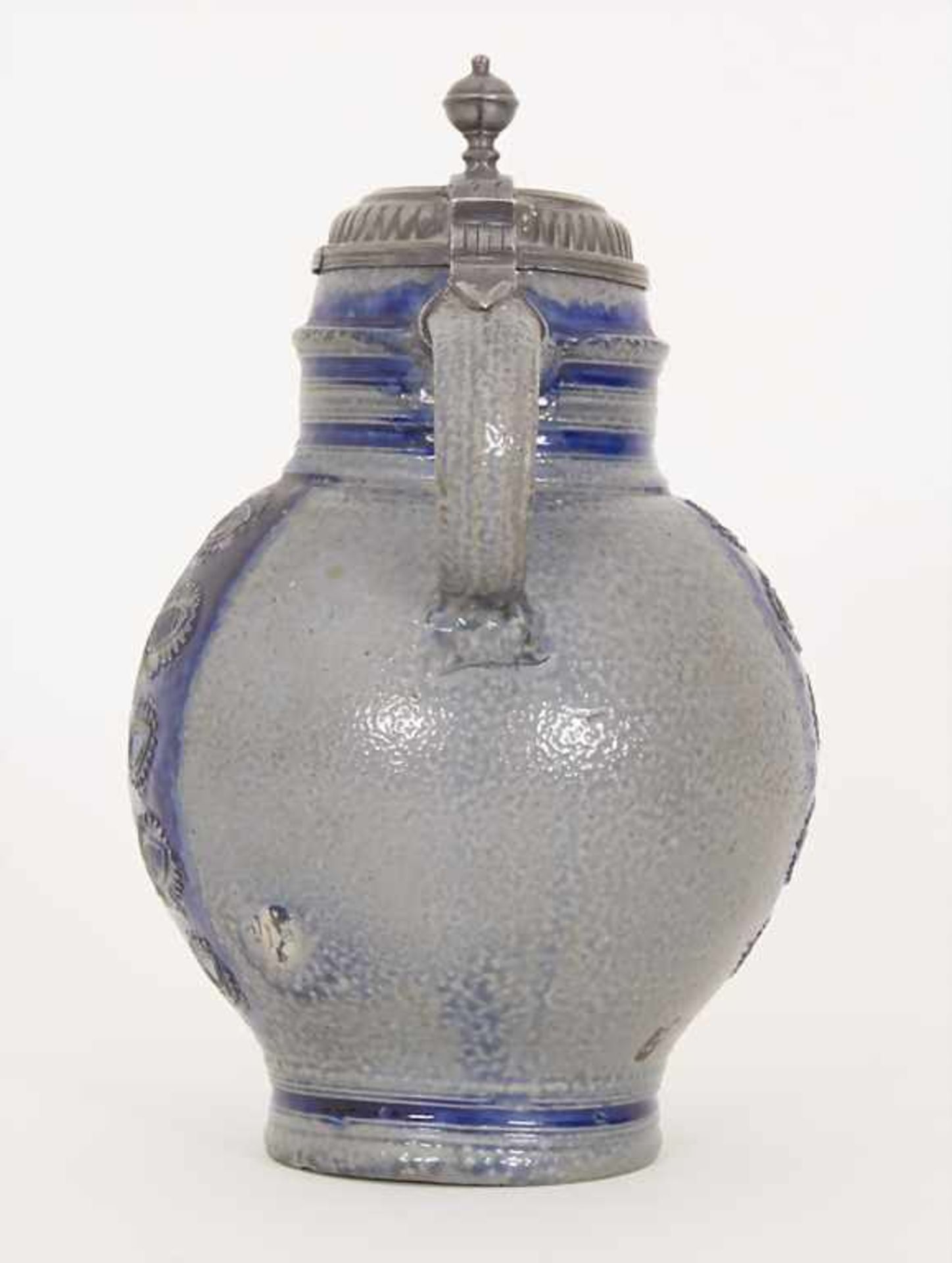 Kugelbauchkrug / A stoneware jug, Westerwald, um 1700Material: Steinzeug, kobaltblau salzlasiert, - Bild 4 aus 6