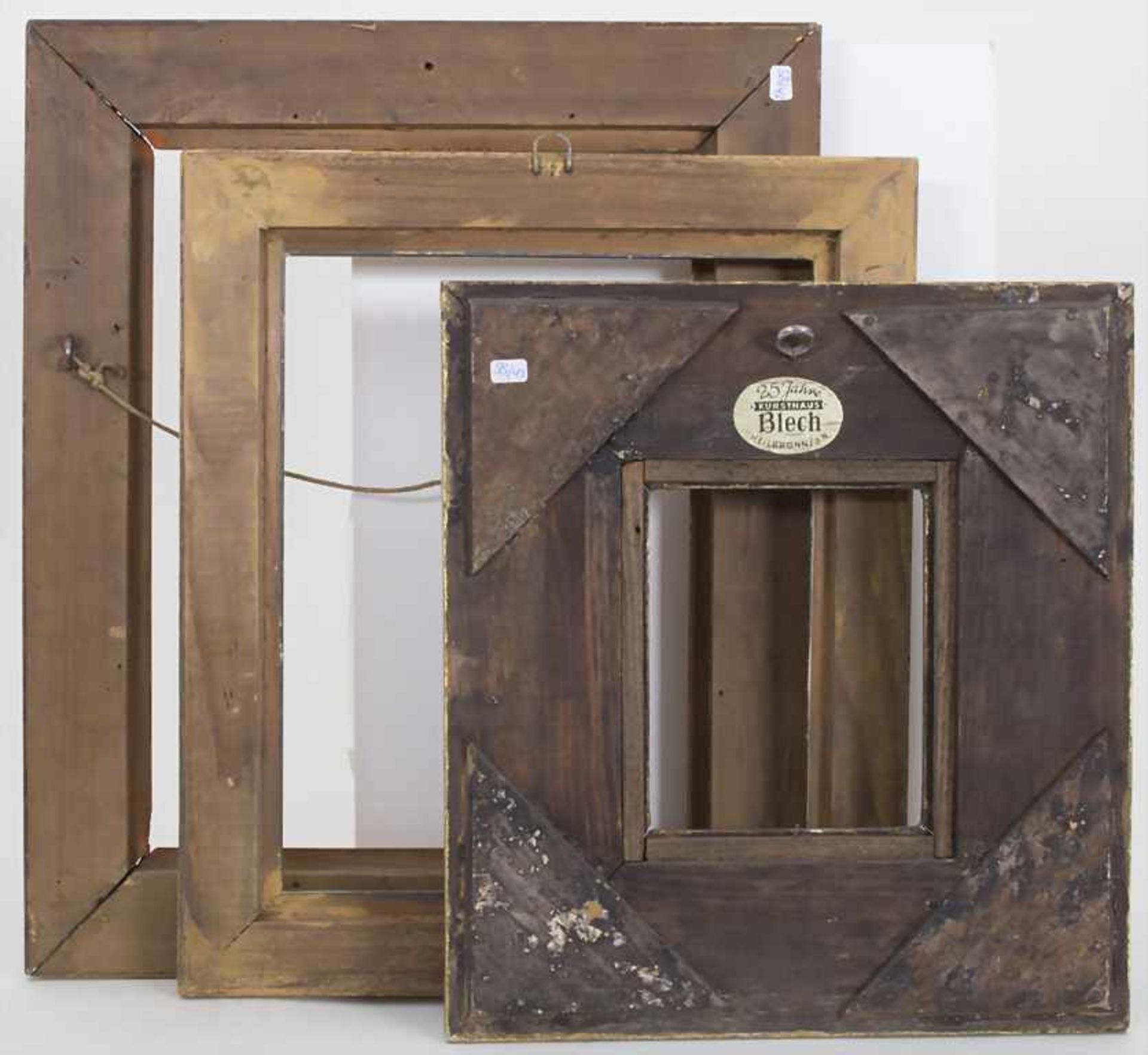 Konvolut 4 Rahmen / A set of 4 framesMaterial: Holz, goldstaffiert, teilweise geschnitzt und - Bild 3 aus 6