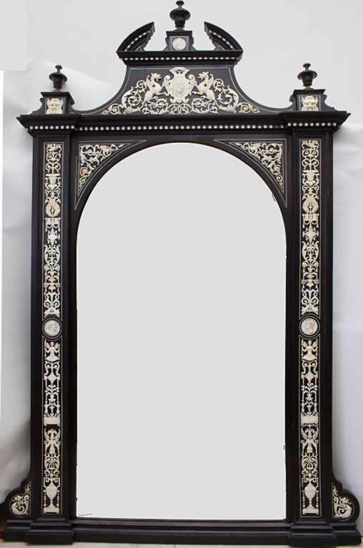 Prunkspiegel / A splendid mirror, wohl Italien, um 1860/70Material/Technik: schwarz ebonisierte
