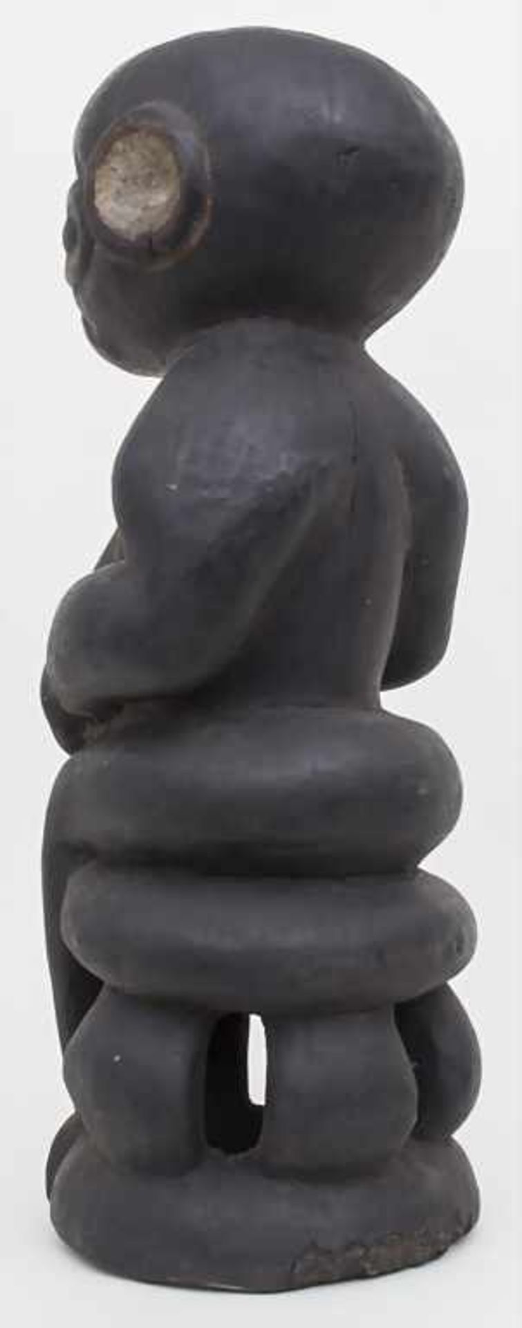 Votivfigur / A memorial figure, Kamerun, Nordwest ProvinzMaterial: schweres Holz, Gesicht und - Bild 3 aus 4