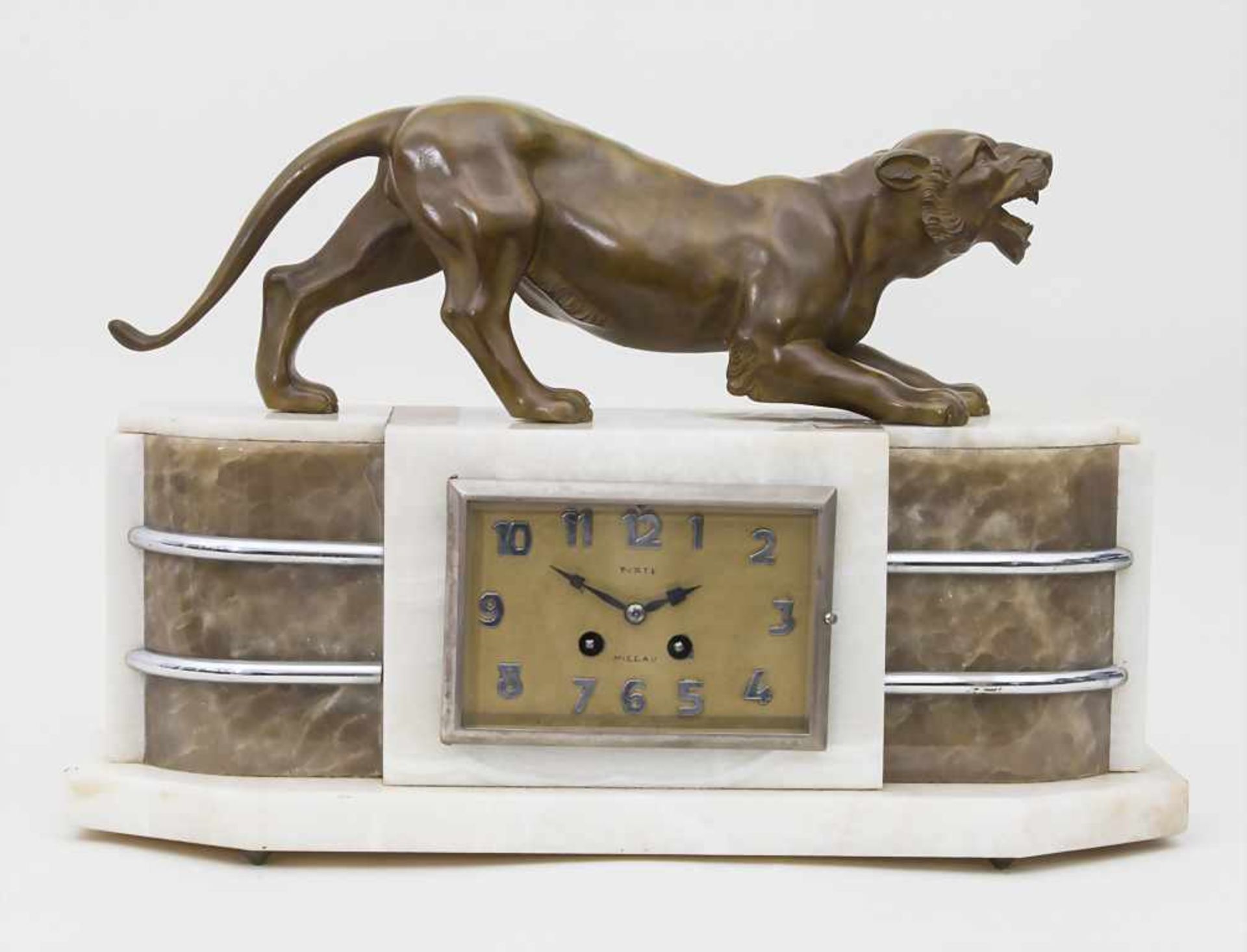 Art Déco Kaminuhr / An Art Deco clock, Porte à Millau, um 1925Material: zweiffarbiger Marmor, Löwe