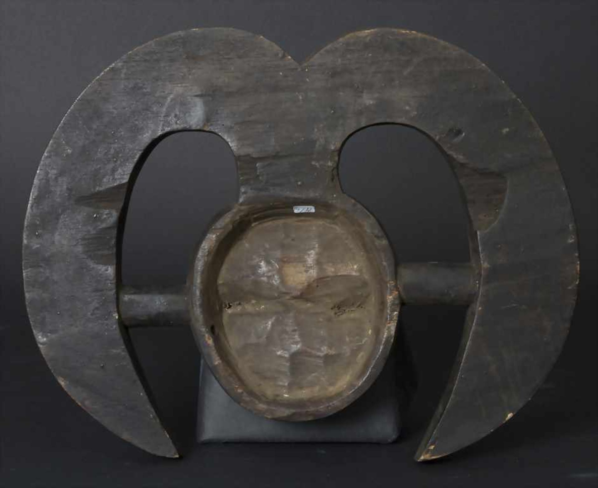 Maske, Kwele, GabunMaterial: Holz, braun und kaolinweiß gefärbt,Höhe: 27,5 cm,Zustand: gut, - Bild 2 aus 3