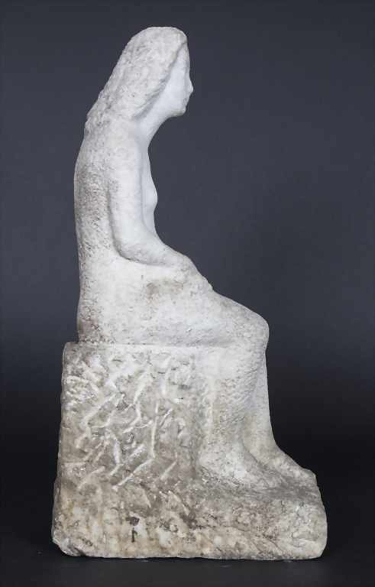 Steinskulptur 'Sitzender weiblicher Akt' / A marble sculpture 'Sitting female nude'Technik: weißer - Bild 3 aus 4