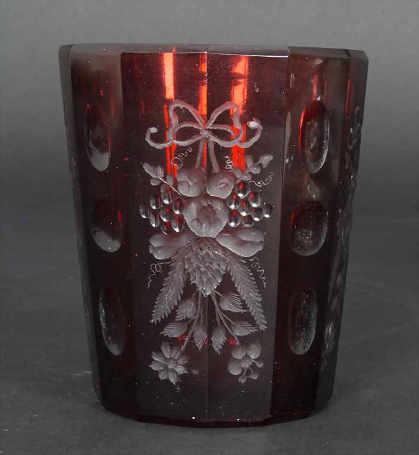 Klassizismus Becher / A classicism glass beaker, Böhmen, um 1780Material: farbloses Glas, rot - Image 3 of 7