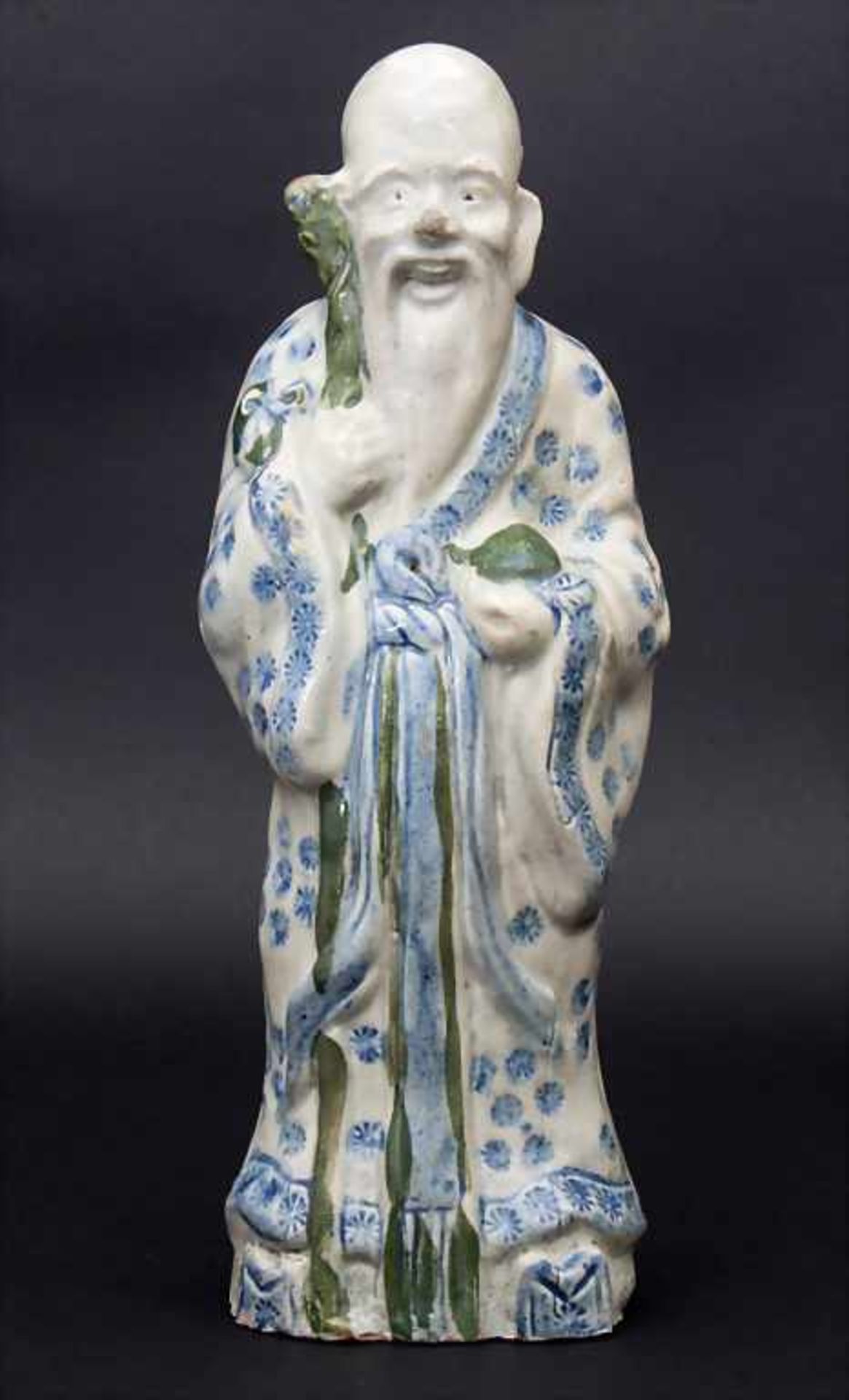 Mönch mit Stab und Glückspfirsich, China, Qing Dynasie, 18. Jh.Material: Keramik, handgeformt,