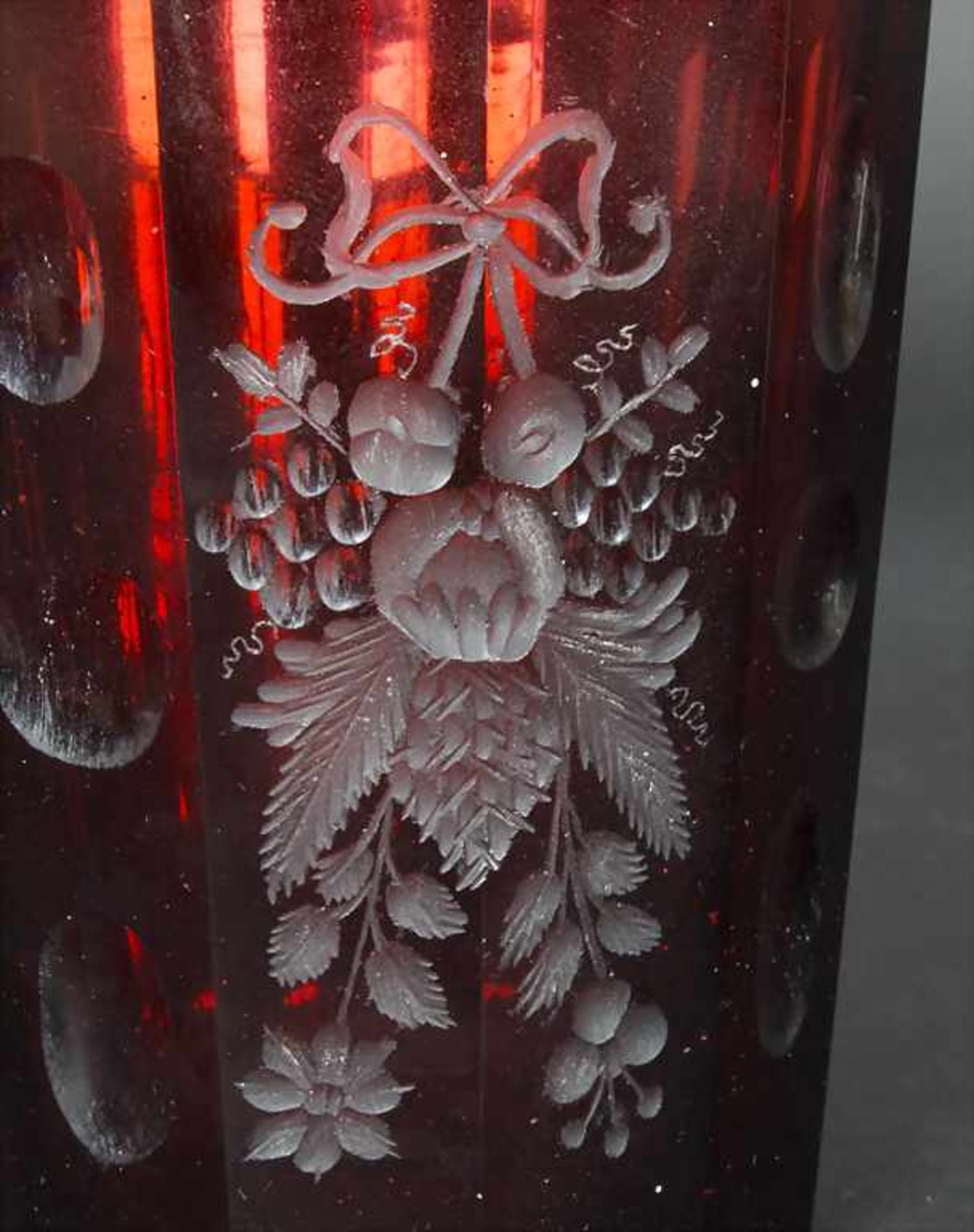 Klassizismus Becher / A classicism glass beaker, Böhmen, um 1780Material: farbloses Glas, rot - Image 7 of 7