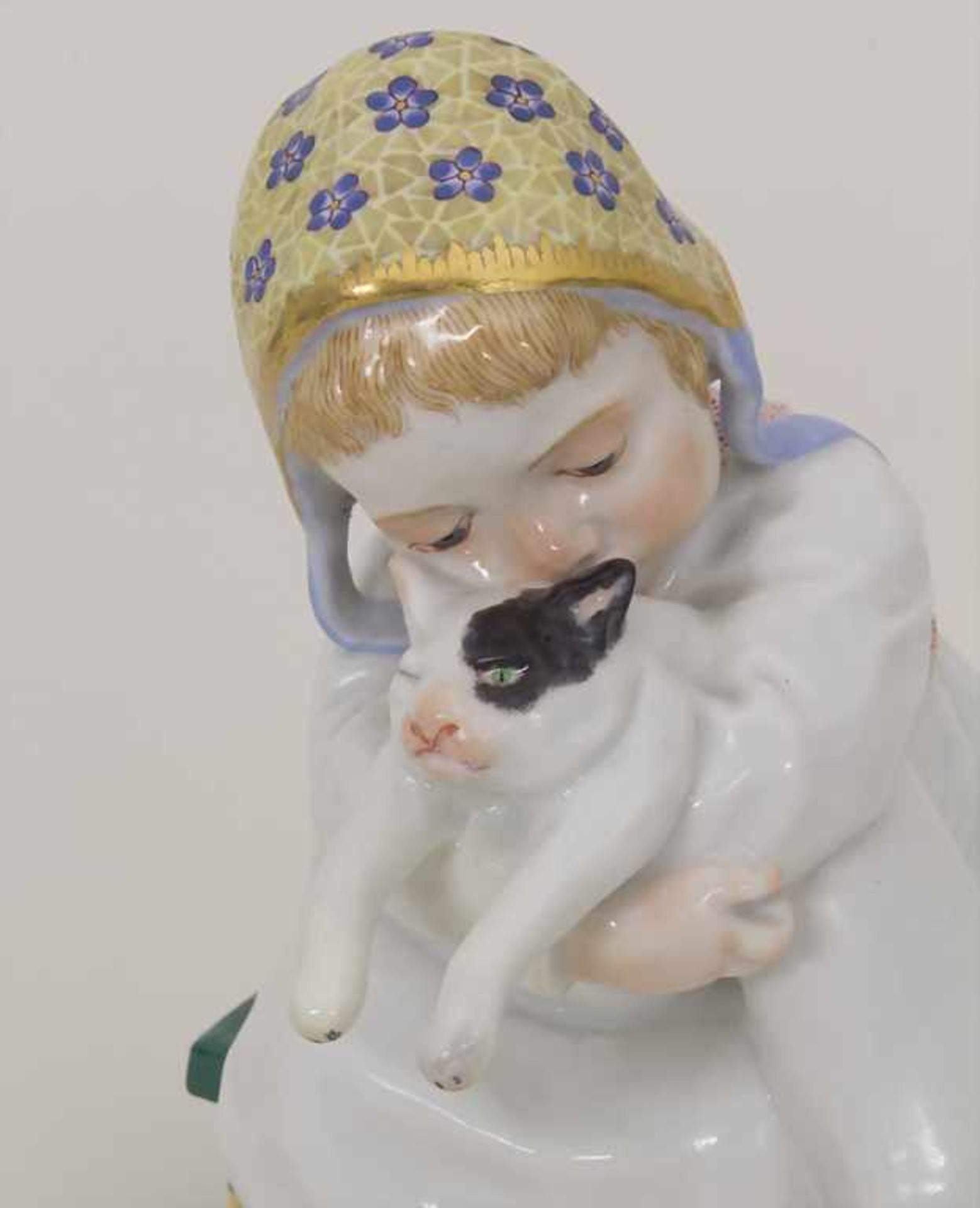 Mädchen mit Katze, sog. Hentschel-Kind / A girl with a cat, Konrad Hentschel, Meissen, Mitte 20. - Bild 9 aus 10