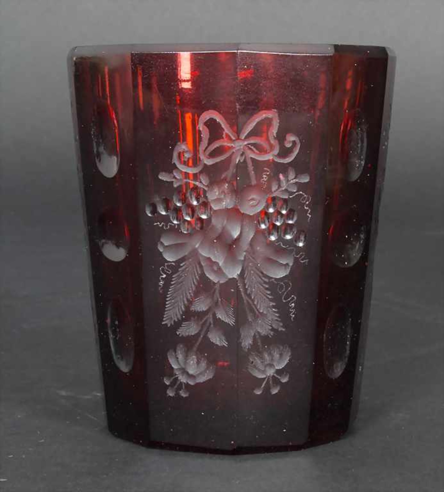 Klassizismus Becher / A classicism glass beaker, Böhmen, um 1780Material: farbloses Glas, rot - Image 2 of 7