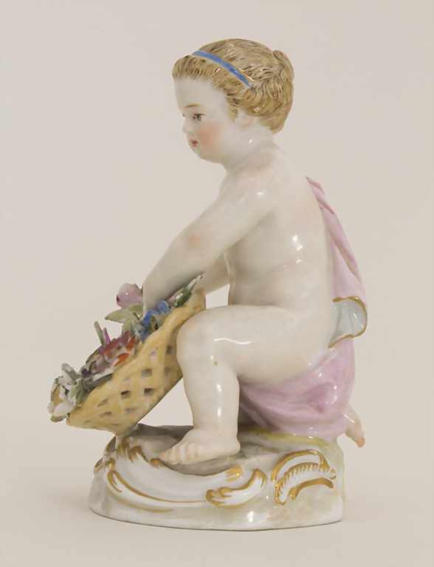 Kniender Putto mit Blumenkorb und einer Rose in der Hand / A kneeling cherub with flower basket - Bild 3 aus 6