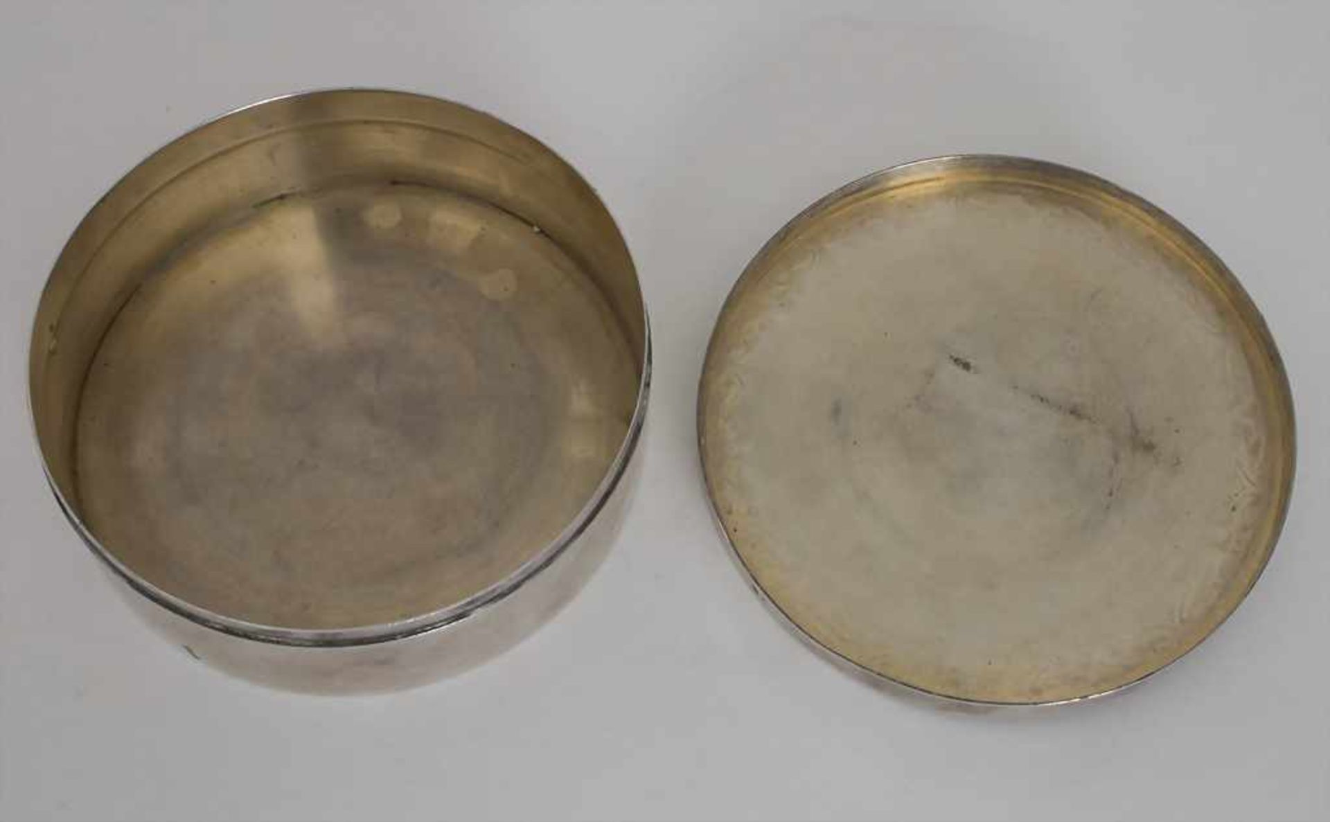 Deckeldose / A covered silver bowl, 19. Jh.Material: Silber 13 Lot, innen vergoldet, Adelswappen, - Bild 4 aus 4