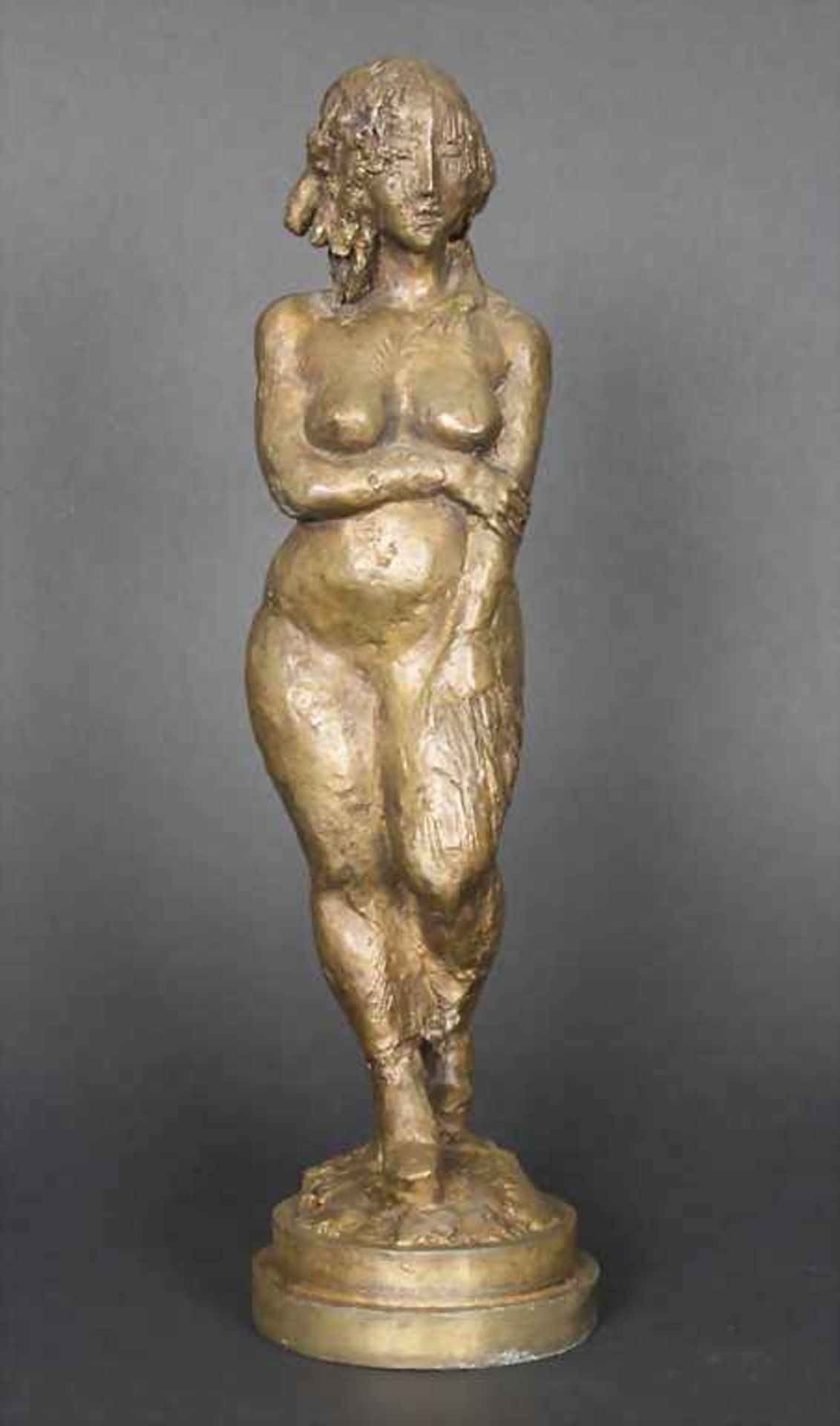 Stehender Mädchenakt, Nina Koch, geb. i. Dahl, (1962-)Material: Bronze, Goldfarben patiniert,Marke/