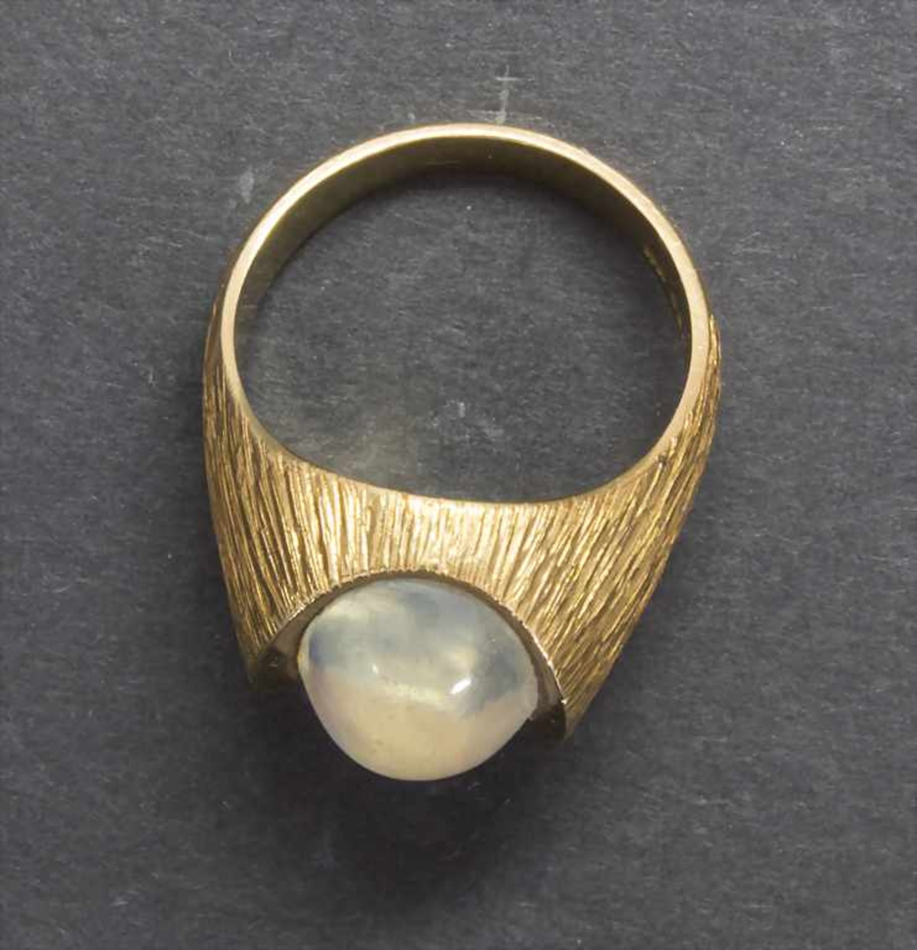 Damenring mit Mondstein / A ladies ring with moonstoneMaterial: Gelbgold 750/000 18 Kt, Mondstein, - Image 2 of 4