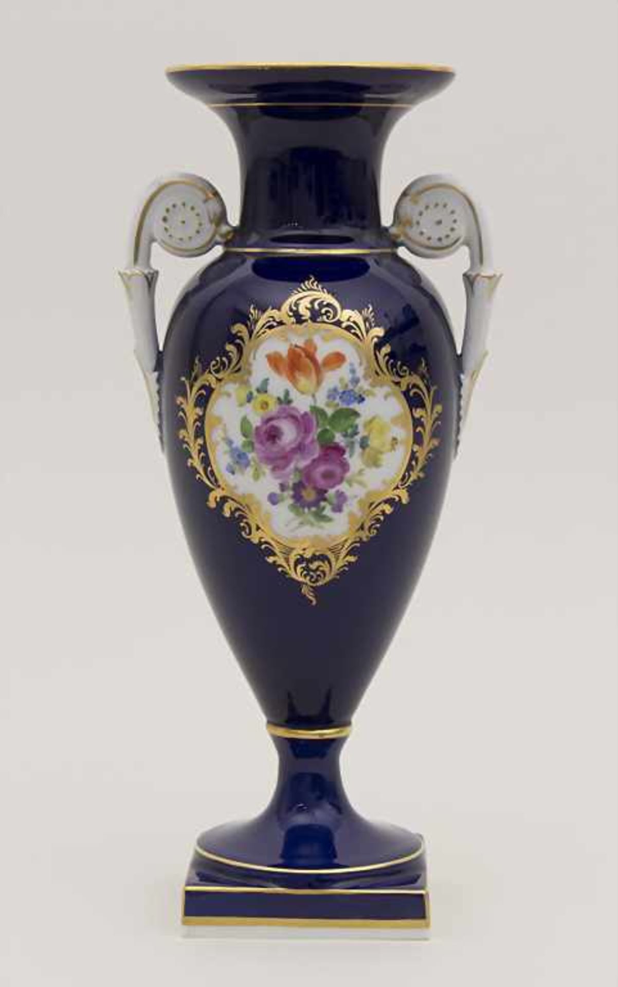 Henkelvase mit Blumenbouquet vor Kobaltfond / A handled vase with flowers, Meissen, 20. Jh.Material: