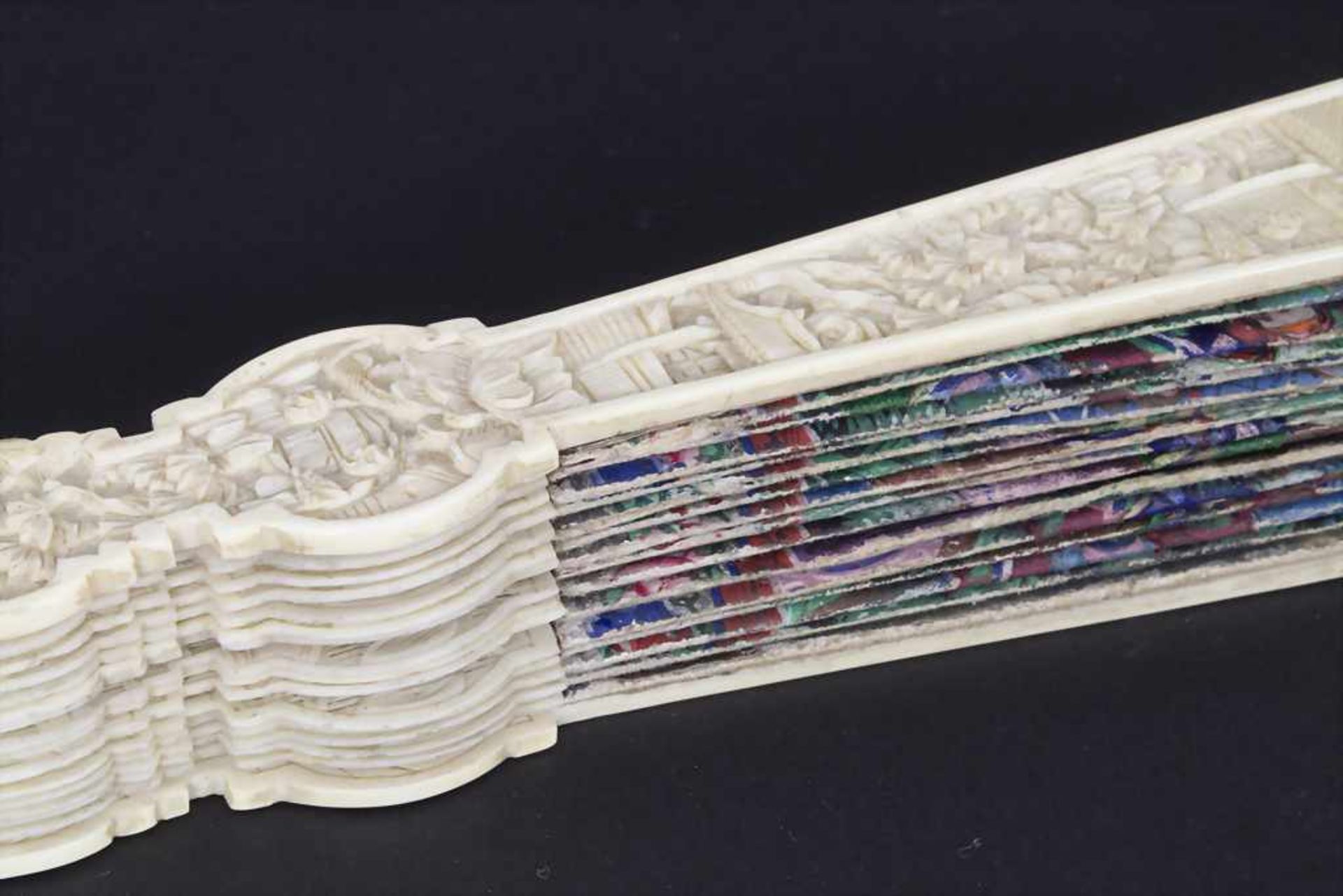 Fächer in originaler Holzschatulle, China, Qing-Dynastie, 18./19. Jh.Material: fein beschnitzt und - Bild 4 aus 16