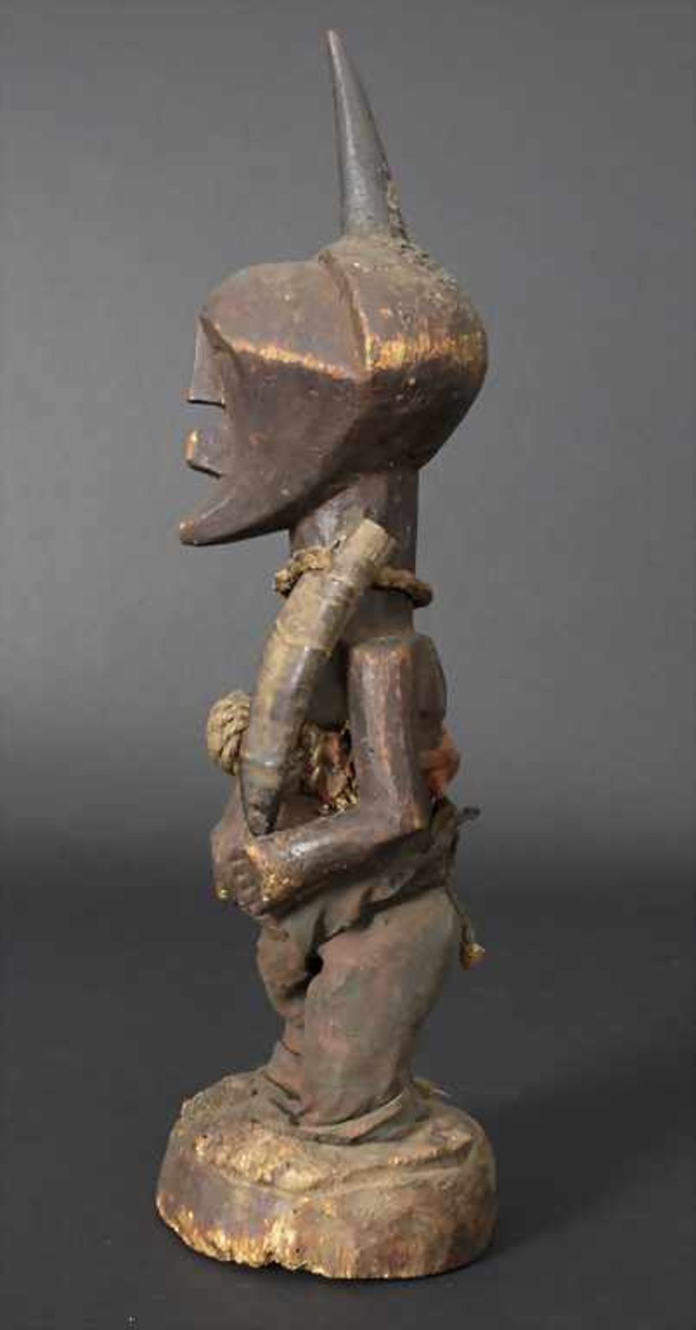 Fetisch, Songye, KongoMaterial: Holz, Kopf und Halsschmuck mit Hornbesatz, Brustgürtel mit magischer - Image 2 of 5