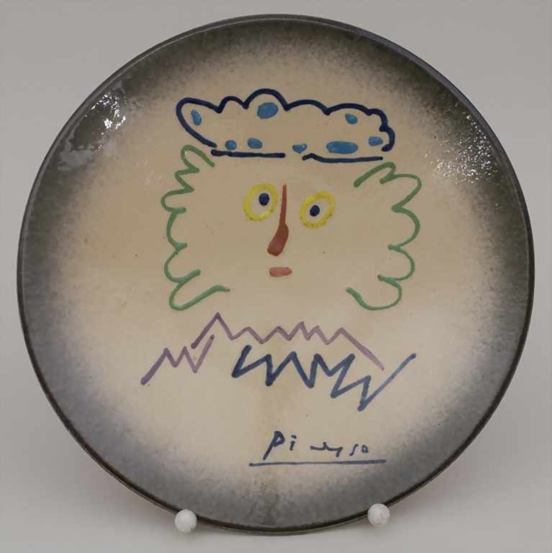 Wandteller 'Abstrakter Kopf' / A wall plate with an abstract head, signiert Picasso, wohl