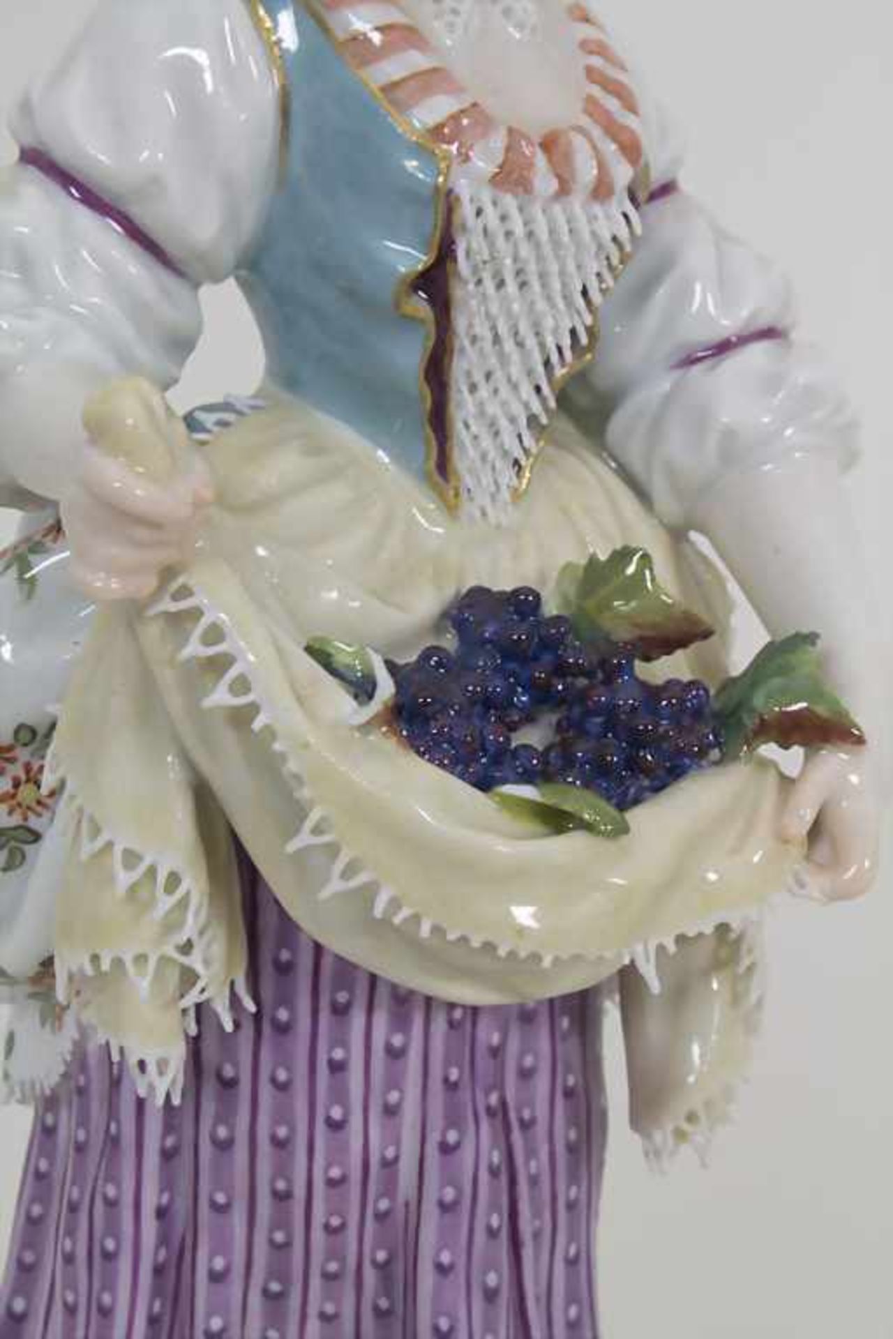 Dame / Gärtnerin mit Trauben / A lady / gardener with grapes, Michel Victor Acier, Meissen, um - Bild 6 aus 8