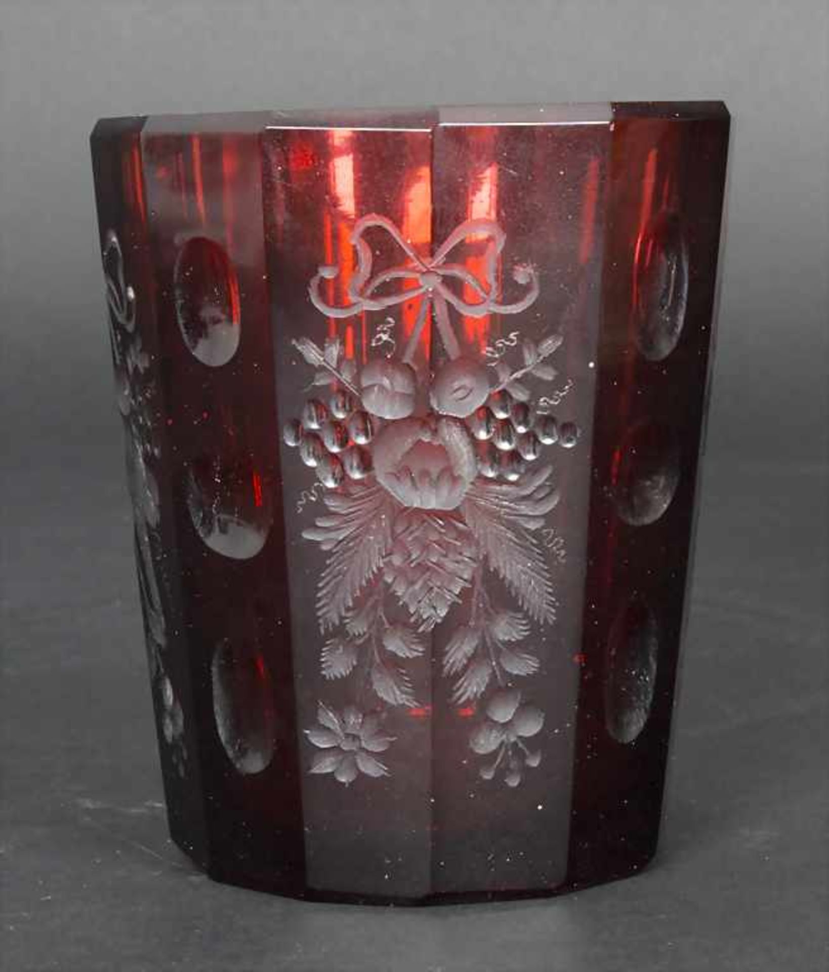 Klassizismus Becher / A classicism glass beaker, Böhmen, um 1780Material: farbloses Glas, rot