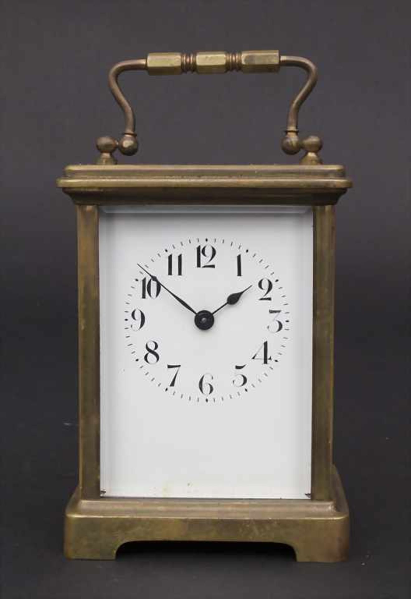 Reiseuhr / A travel clock, um 1900Material: Reiseuhr im Etui, mit Aufzug-Schlüssel,Gehäuse: rundum