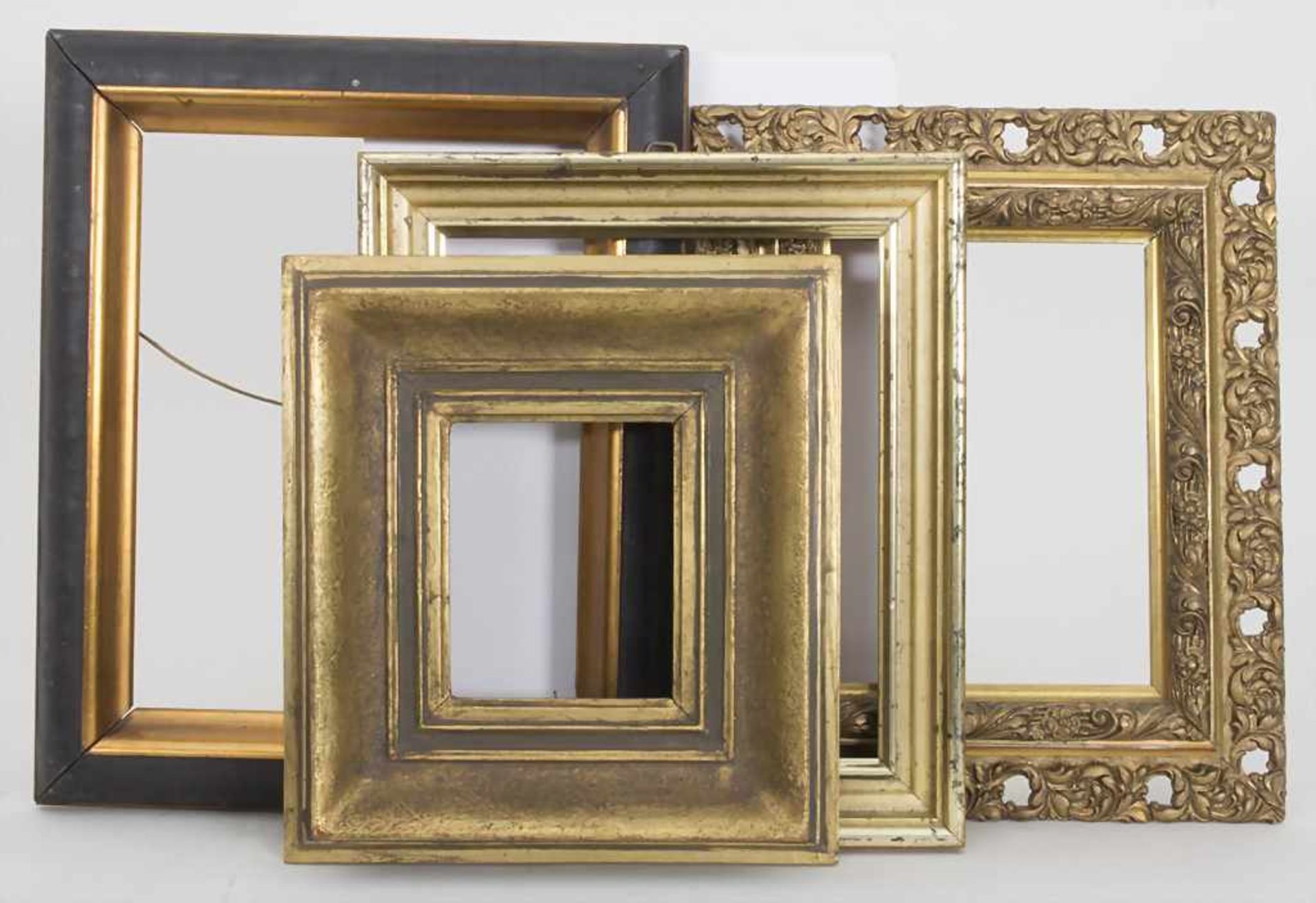 Konvolut 4 Rahmen / A set of 4 framesMaterial: Holz, goldstaffiert, teilweise geschnitzt und