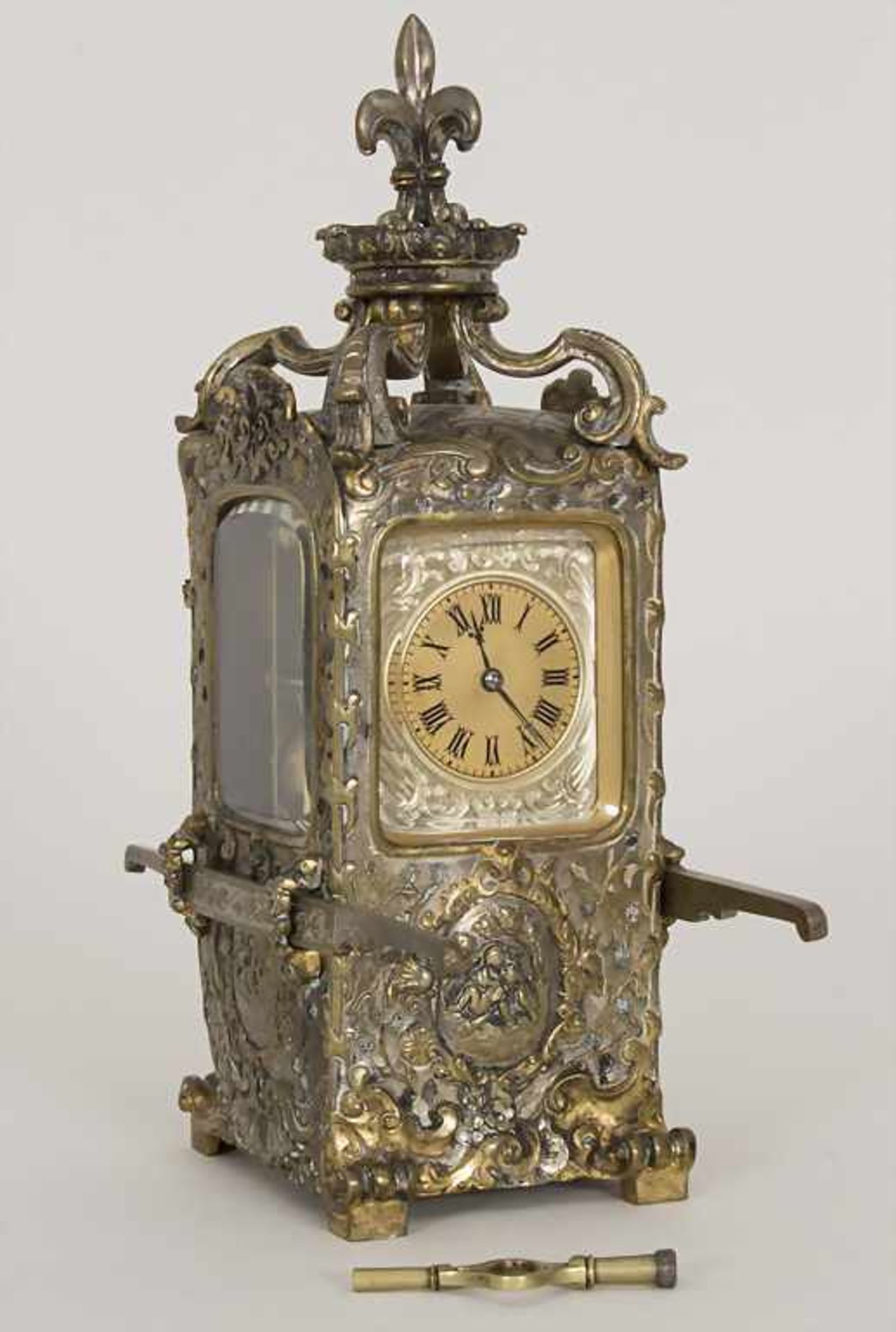 Sänften Uhr / A table clock, um 1900Gehäuse: rundum verglaste u. versilberte Bronze,Uhrwerk: