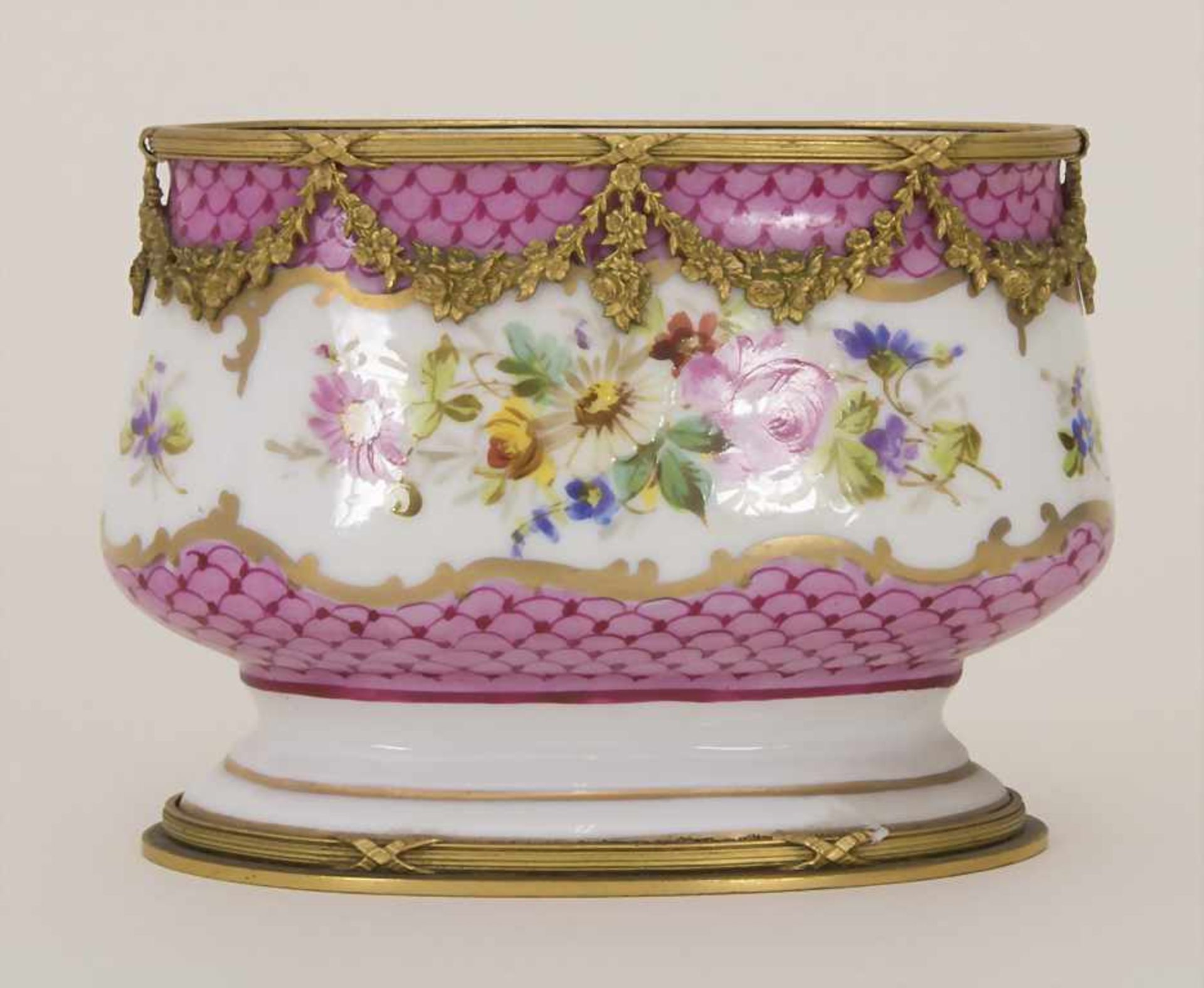 Ovale Vase mit Blumenbouquets / An oval vase with flowers, Ende 19. Jh.Material: Porzellan, - Bild 2 aus 6