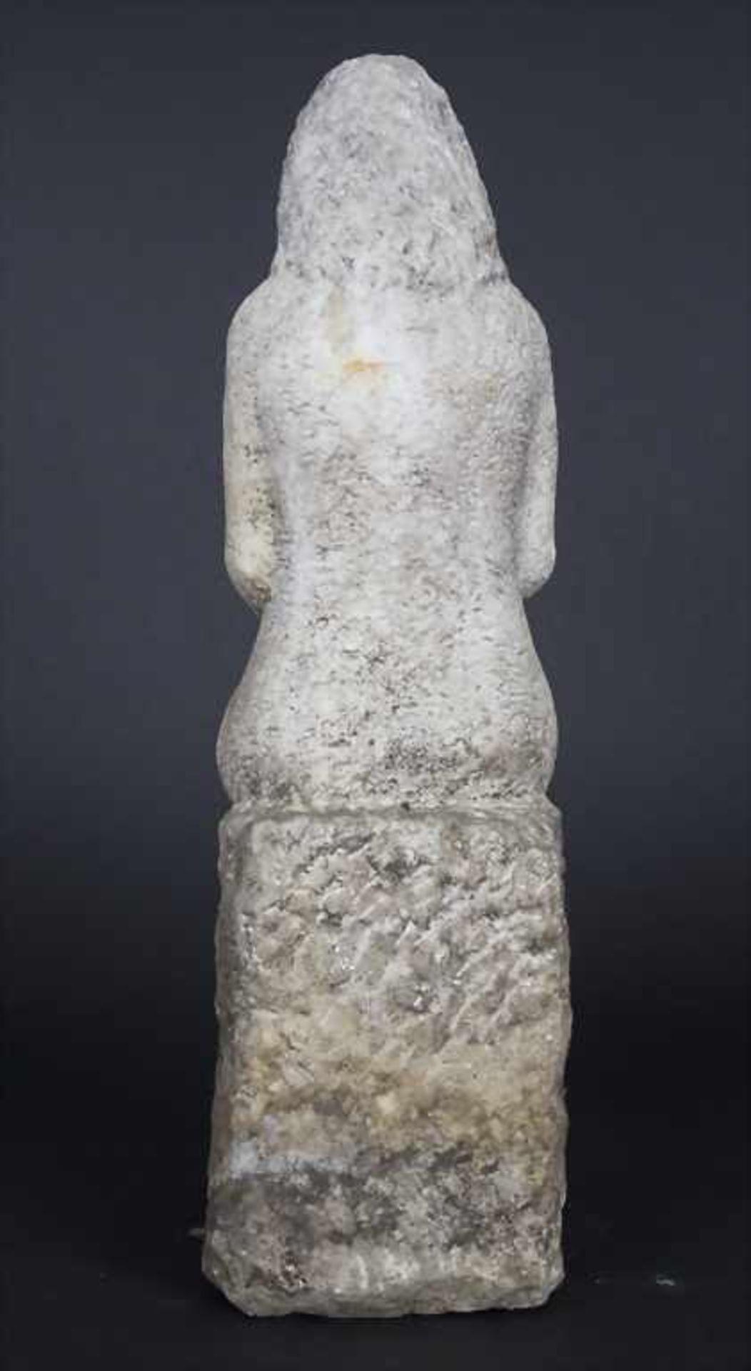 Steinskulptur 'Sitzender weiblicher Akt' / A marble sculpture 'Sitting female nude'Technik: weißer - Bild 4 aus 4