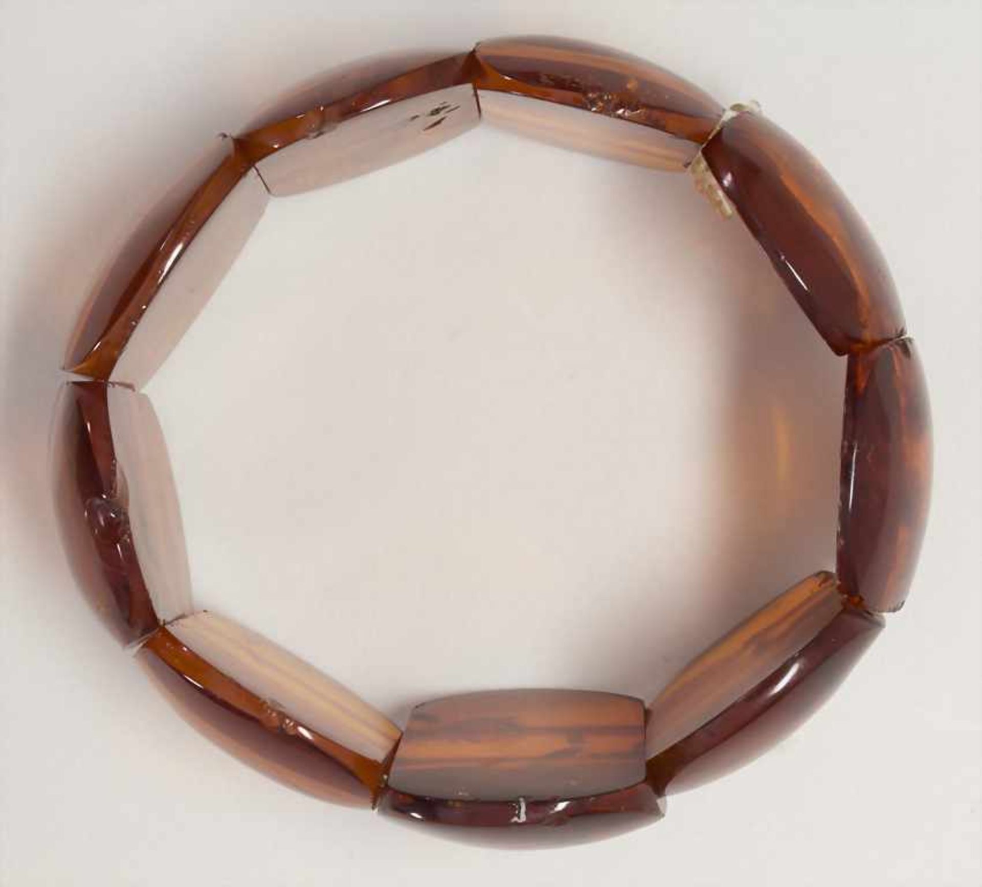 Bernstein-Armband / An amber braceletMaterial: Bernstein, Gummiband,Maße: Elemente 32 x 22 mm, - Image 3 of 3