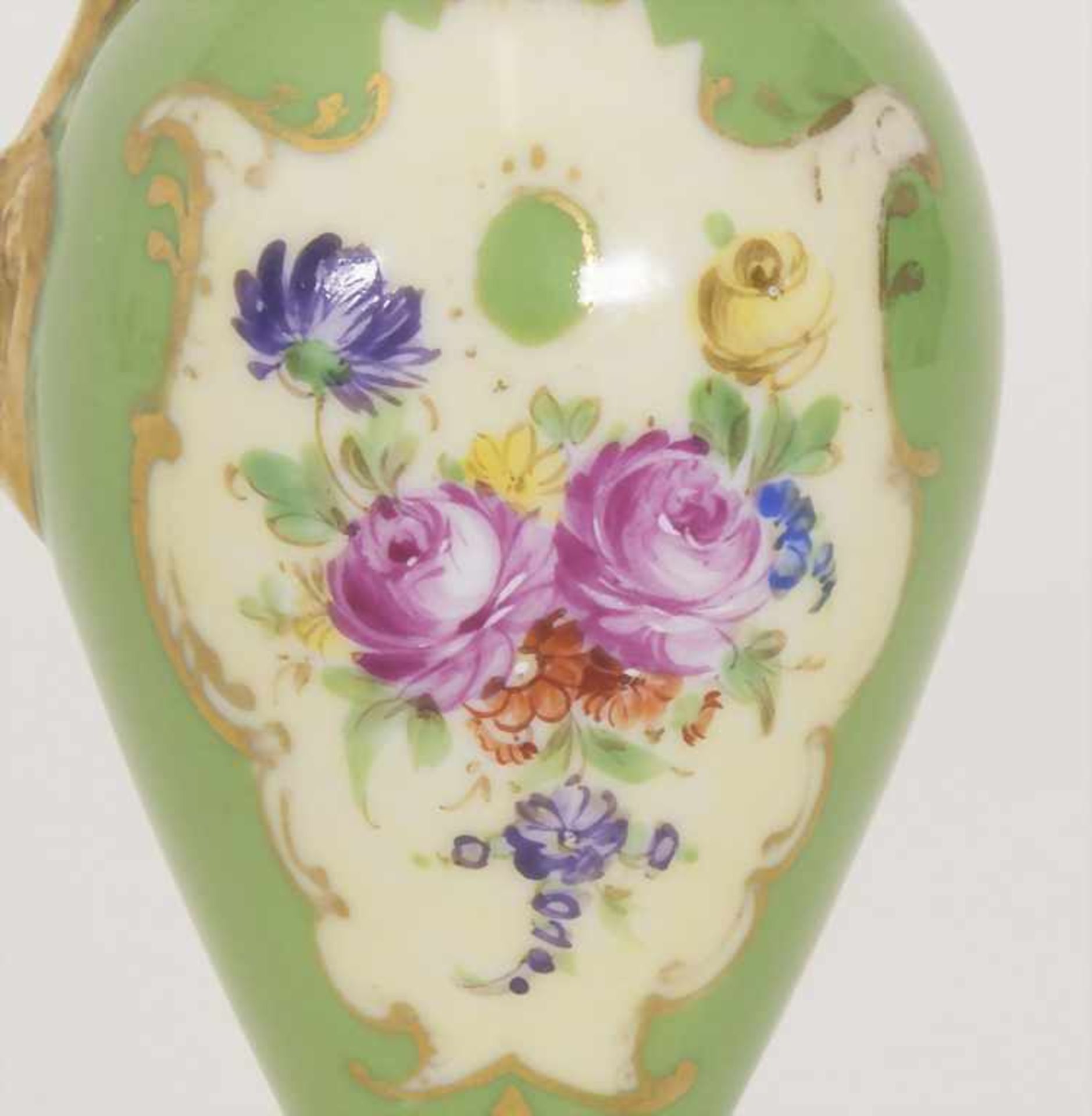 Kleine Henkelkanne mit Blumenbouquets / A small jug with handle, um 1880Material: Porzellan, - Bild 8 aus 8