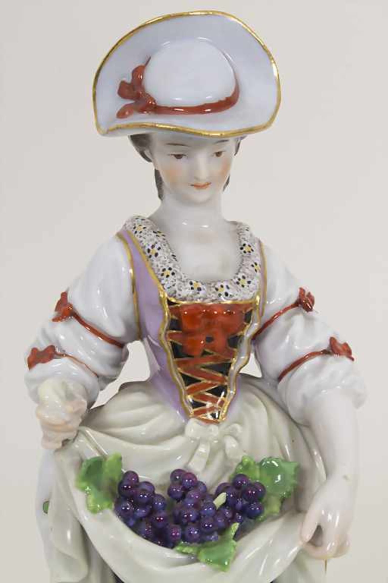 Dame / Gärtnerin mit Trauben / A lady / gardener with grapes, Michel Victor Acier, Meissen, um - Bild 6 aus 9