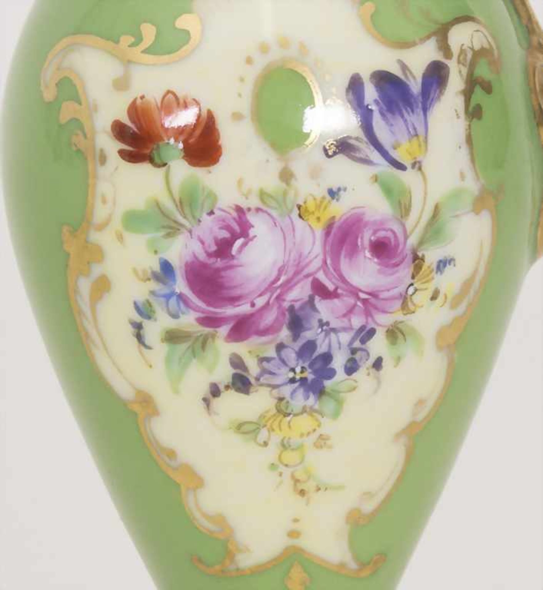 Kleine Henkelkanne mit Blumenbouquets / A small jug with handle, um 1880Material: Porzellan, - Bild 7 aus 8