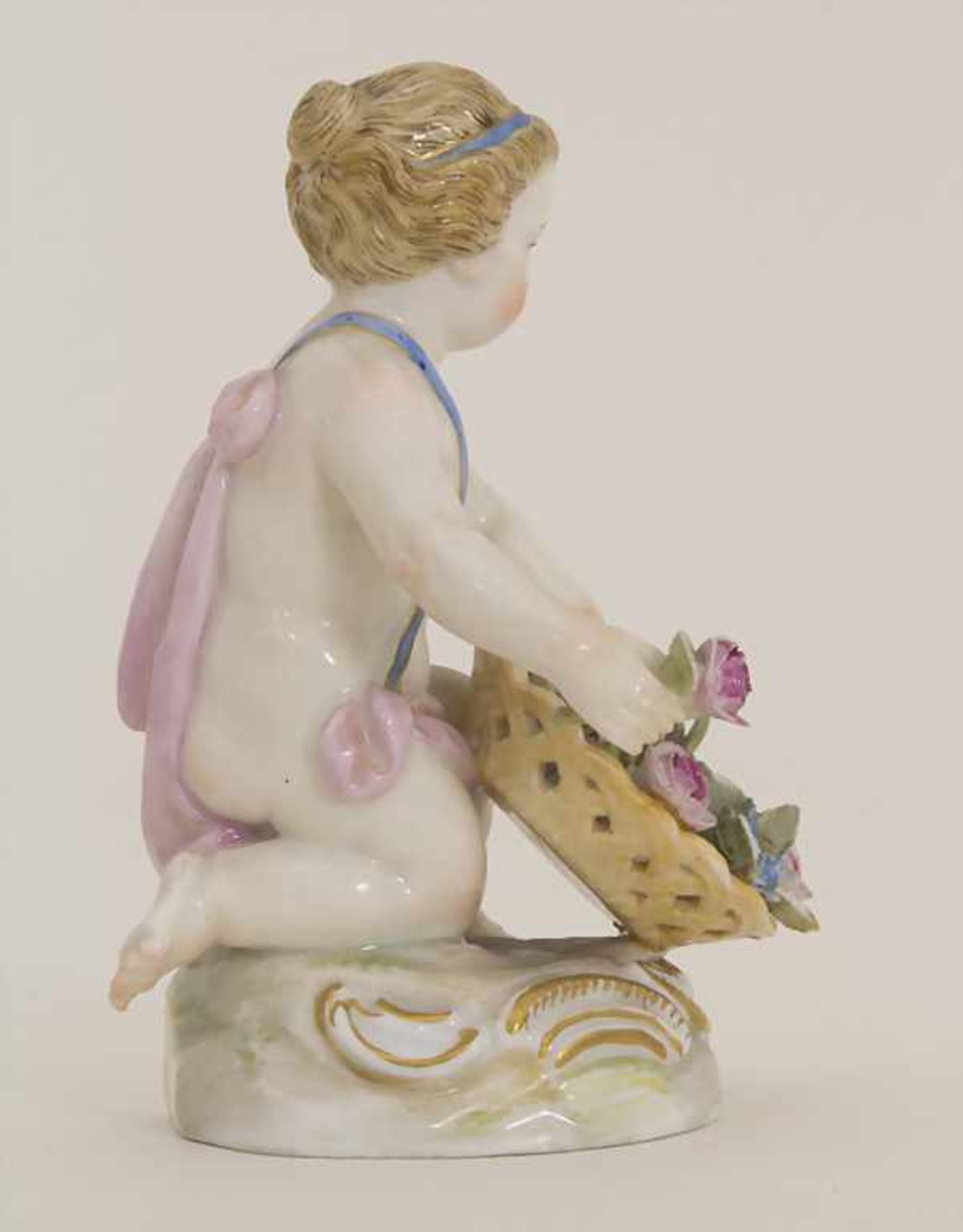 Kniender Putto mit Blumenkorb und einer Rose in der Hand / A kneeling cherub with flower basket - Bild 5 aus 6