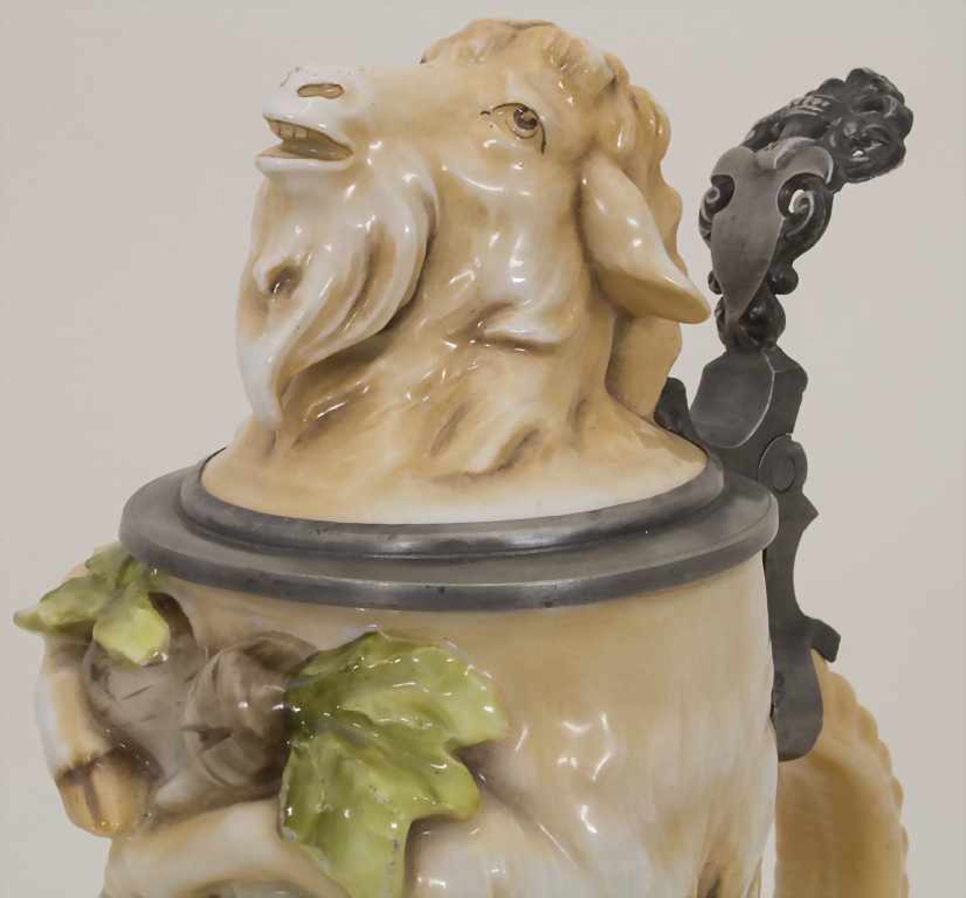 Figürlicher Bierkrug 0,5 L / A figural porcelain beer mug, Schierholz & Sohn, Plaue, um - Bild 3 aus 5