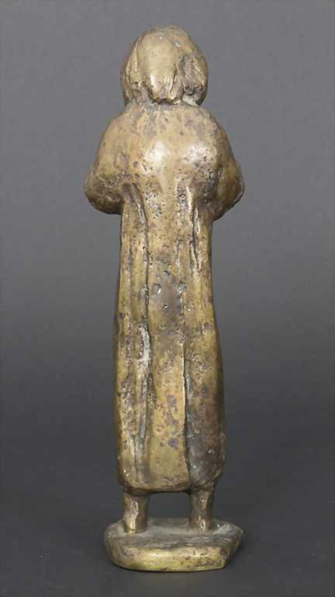 Bronzefigur 'Mädchen aus einer Schale trinkend' / 'A girl drinking from a bowl'Technik: Bronze, - Bild 3 aus 5