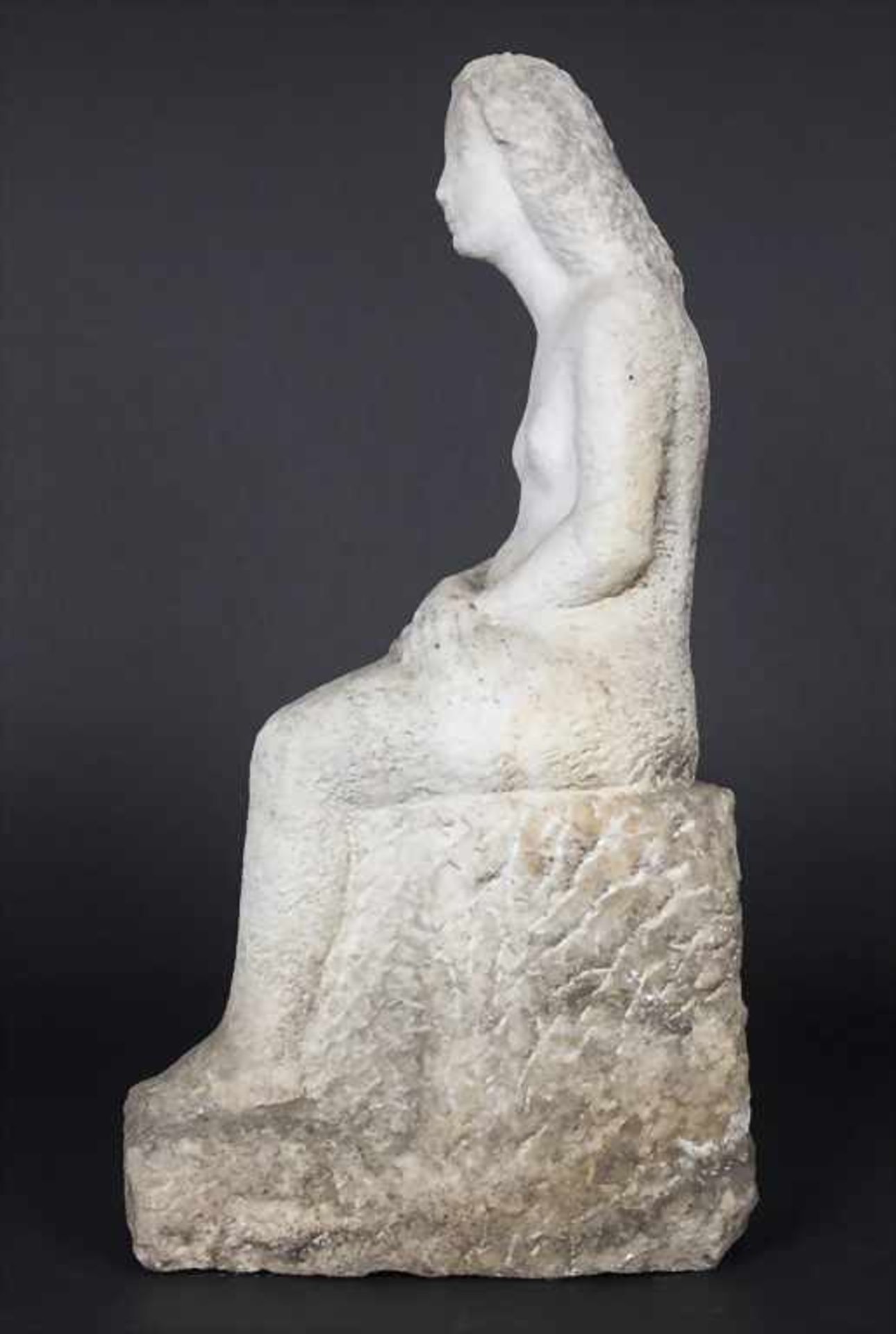 Steinskulptur 'Sitzender weiblicher Akt' / A marble sculpture 'Sitting female nude'Technik: weißer - Bild 2 aus 4