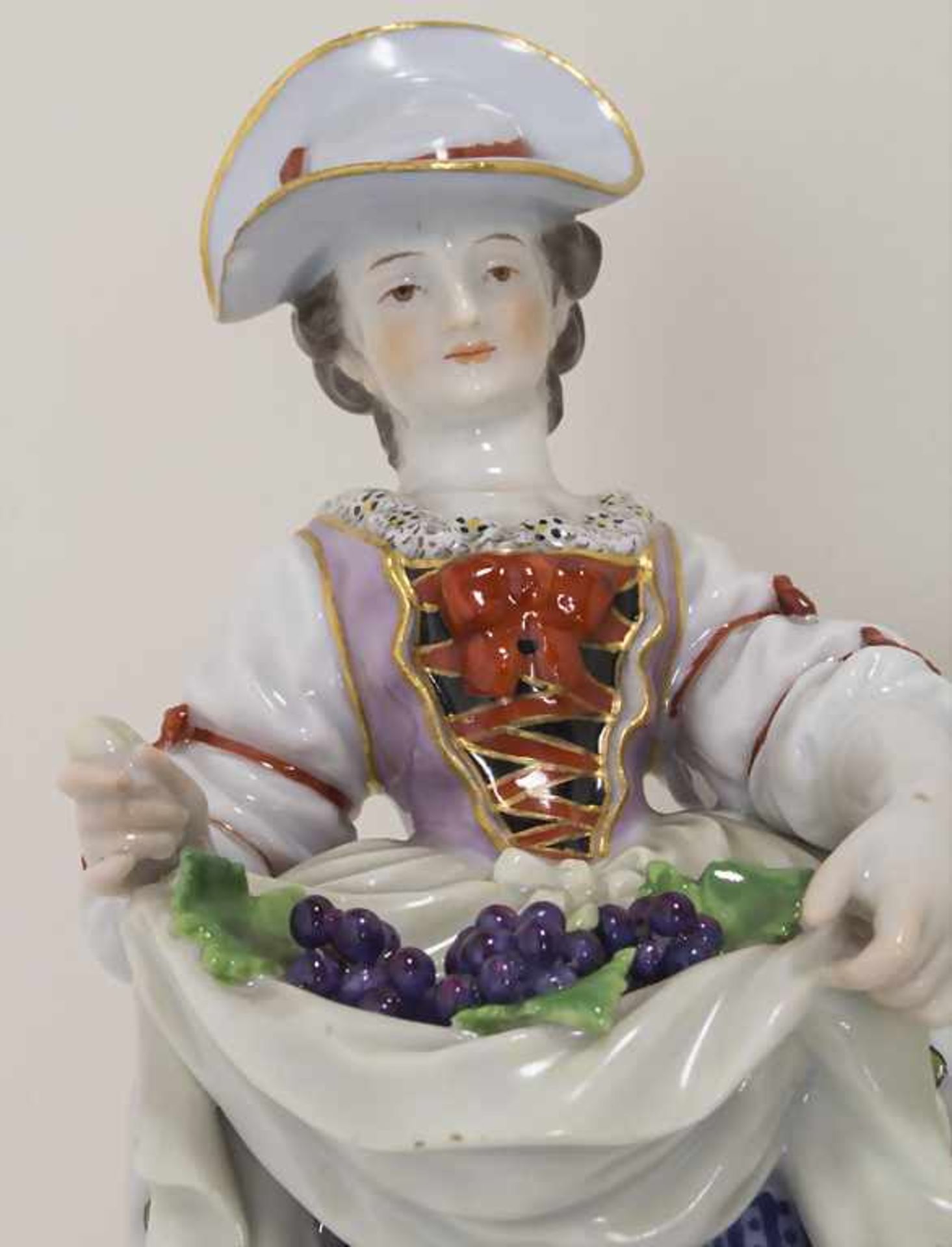 Dame / Gärtnerin mit Trauben / A lady / gardener with grapes, Michel Victor Acier, Meissen, um - Bild 7 aus 9