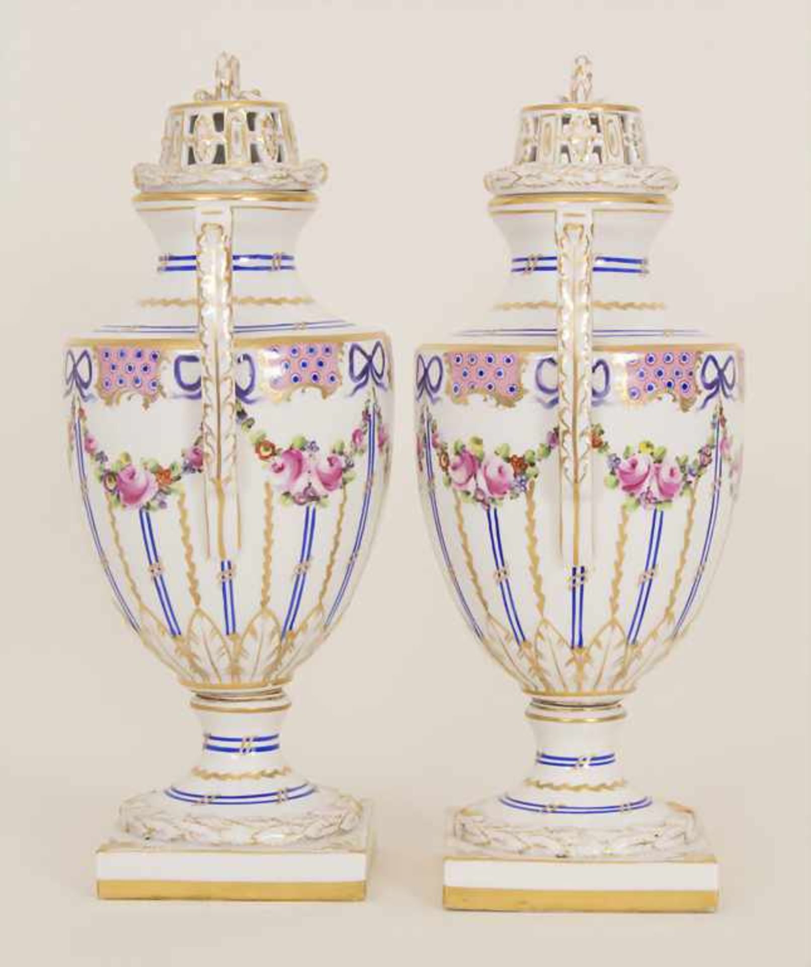 Paar Potpourri-Henkelvasen / A pair of potpourri handled vases, Potschappel, um 1900Material: - Bild 2 aus 8