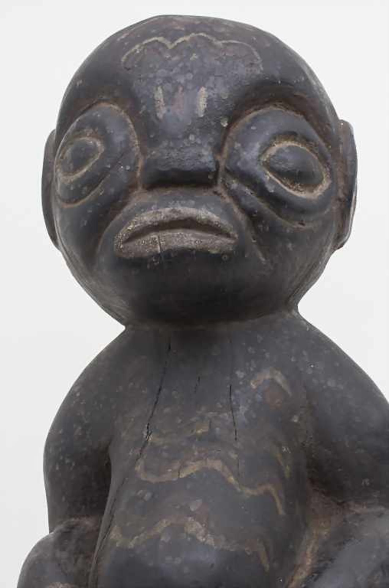 Votivfigur / A memorial figure, Kamerun, Nordwest ProvinzMaterial: schweres Holz, Gesicht und - Bild 4 aus 4