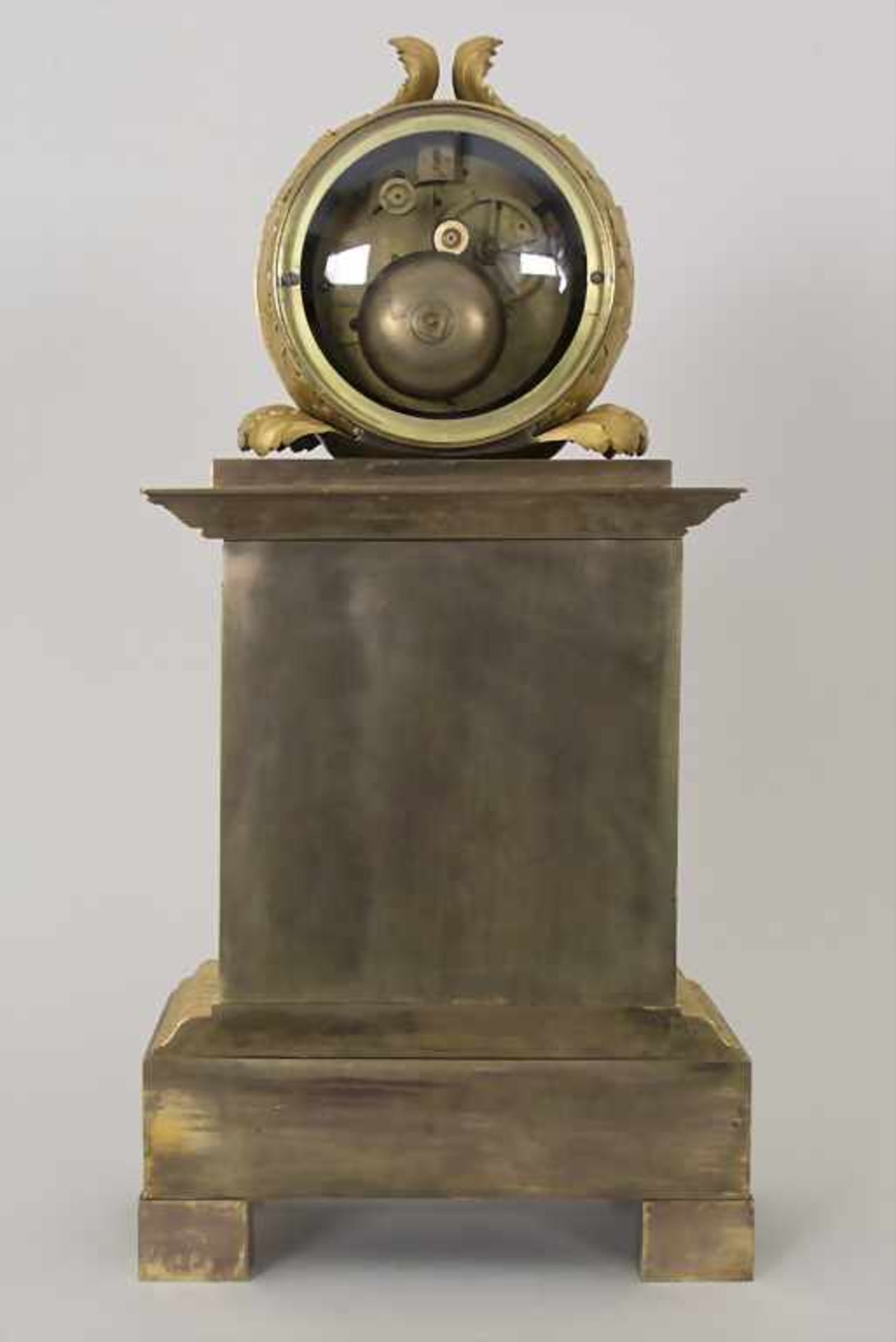 Empire Pendule 'Die Künste' / An Empire clock 'The fine arts', Paris, um 1800Gehäuse: Bronze, - Image 5 of 11