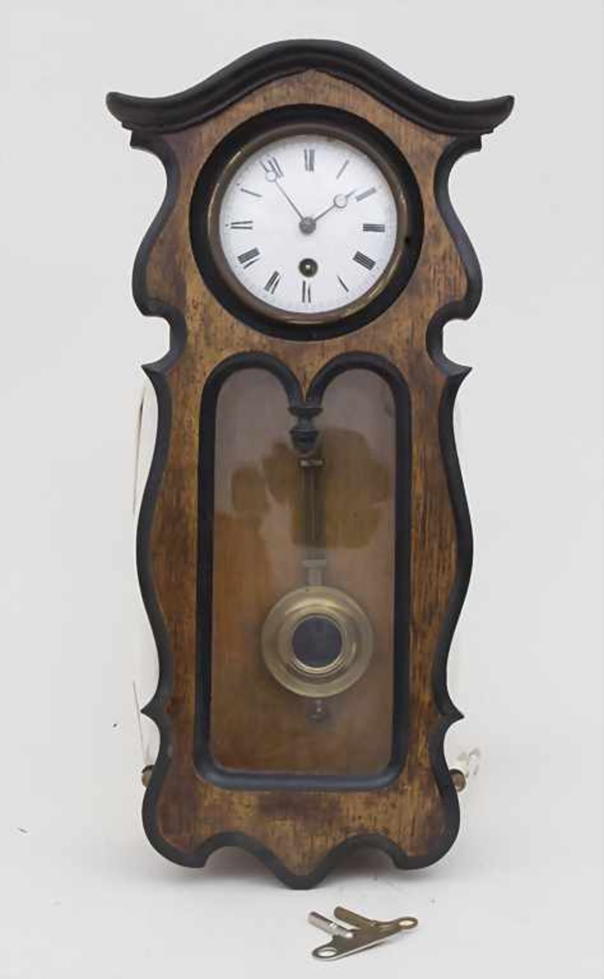 Wanduhr / A wall clock, deutsch, um 1900Gehäuse: Holz, furniert, teilw. schwarz gefasst,Werk: