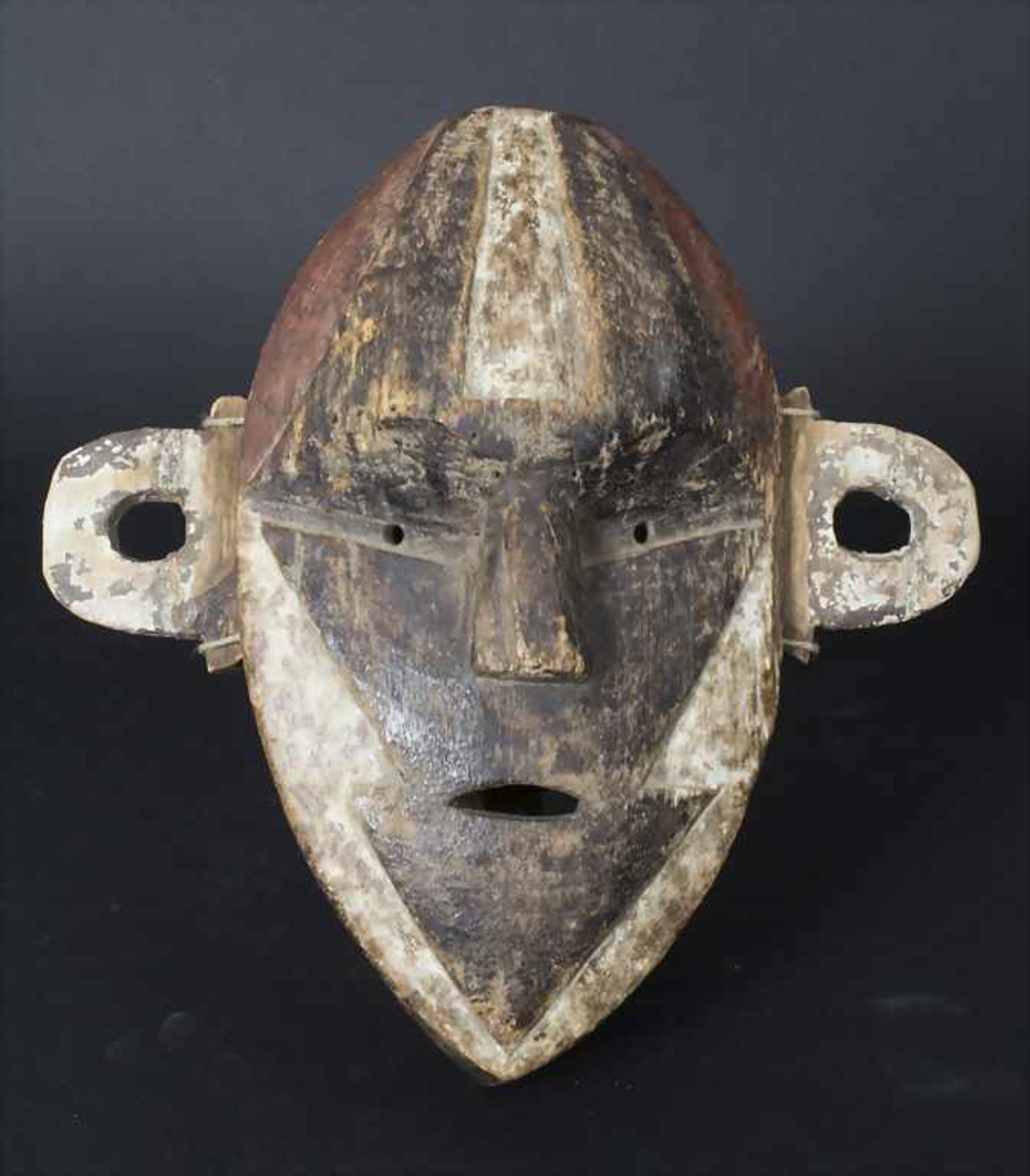 Maske, Boa, KongoMaterial: Holz, braun, weiß und rot bemalt, Ohren eingepflockt und mit Bast