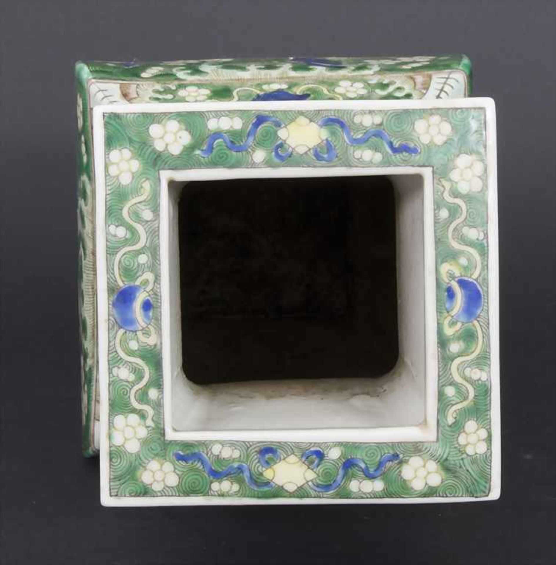 Ziervase, China, späte Qing-Dynastie, 19./20. Jh.Material: Porzellan, polychrom bemalt,Marke/ - Bild 13 aus 17