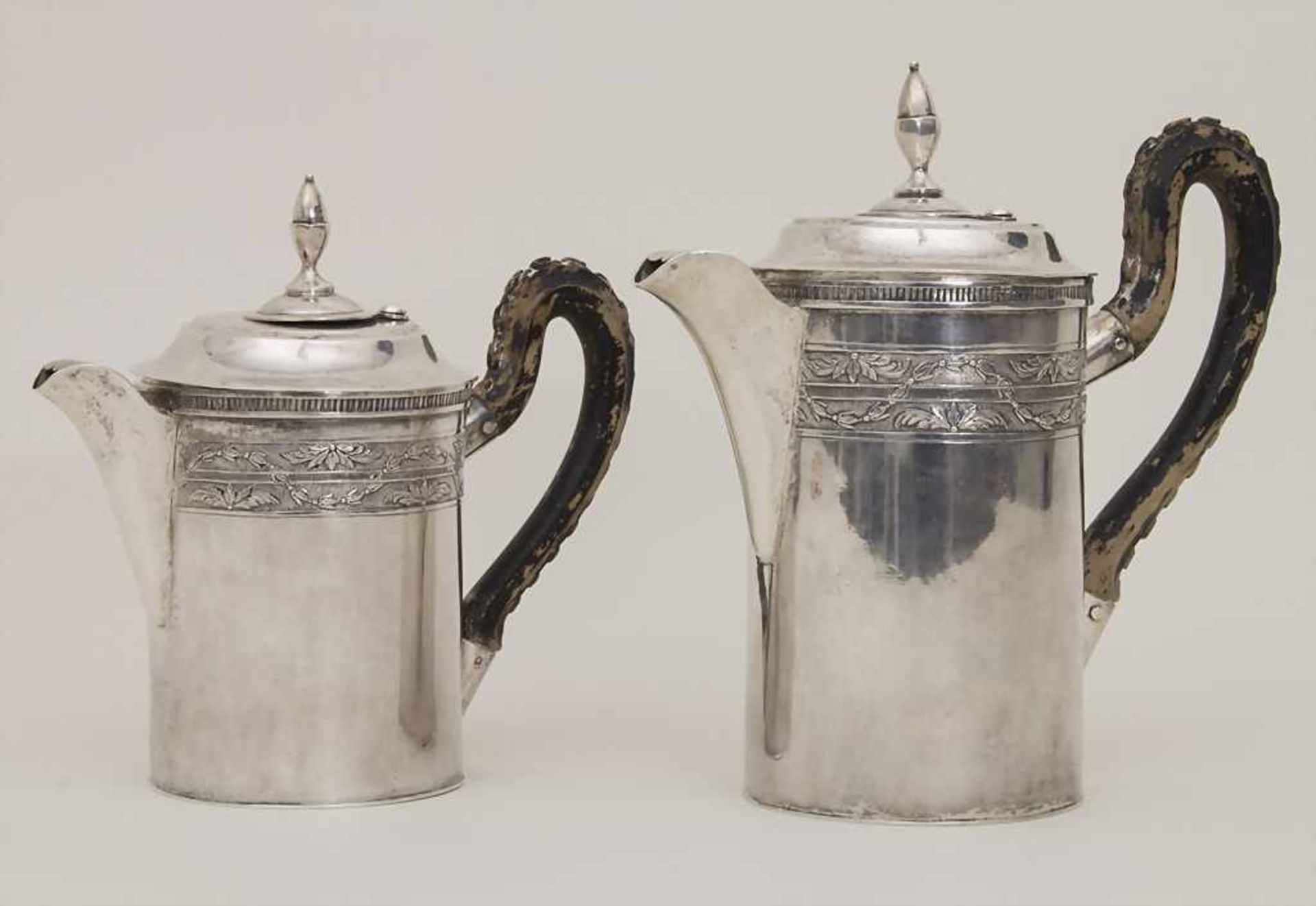 Paar Empire Chocolatieren / Schokoladenkannen / A pair of Empire silver hot chocolate jugs,