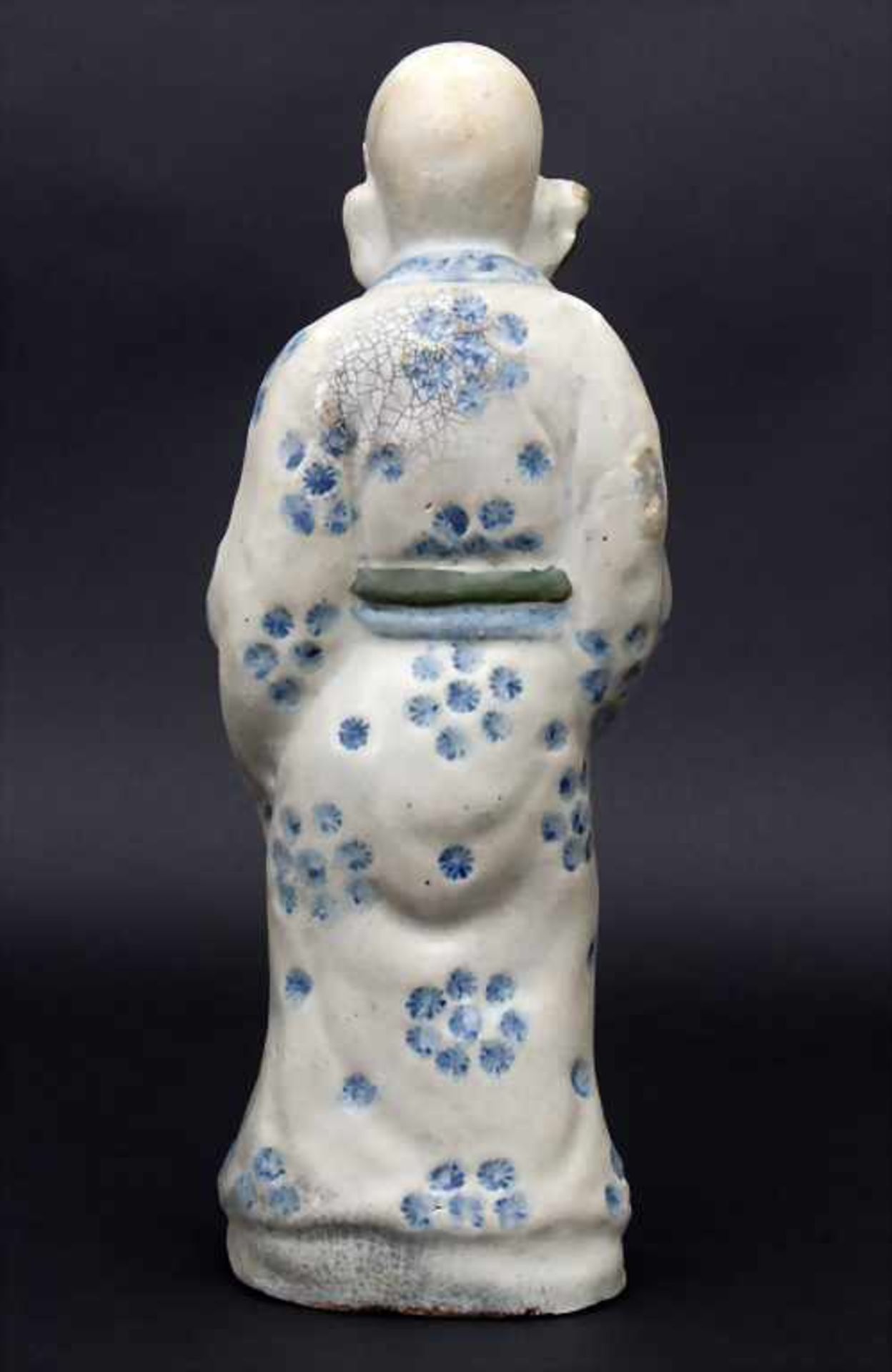 Mönch mit Stab und Glückspfirsich, China, Qing Dynasie, 18. Jh.Material: Keramik, handgeformt, - Bild 3 aus 6