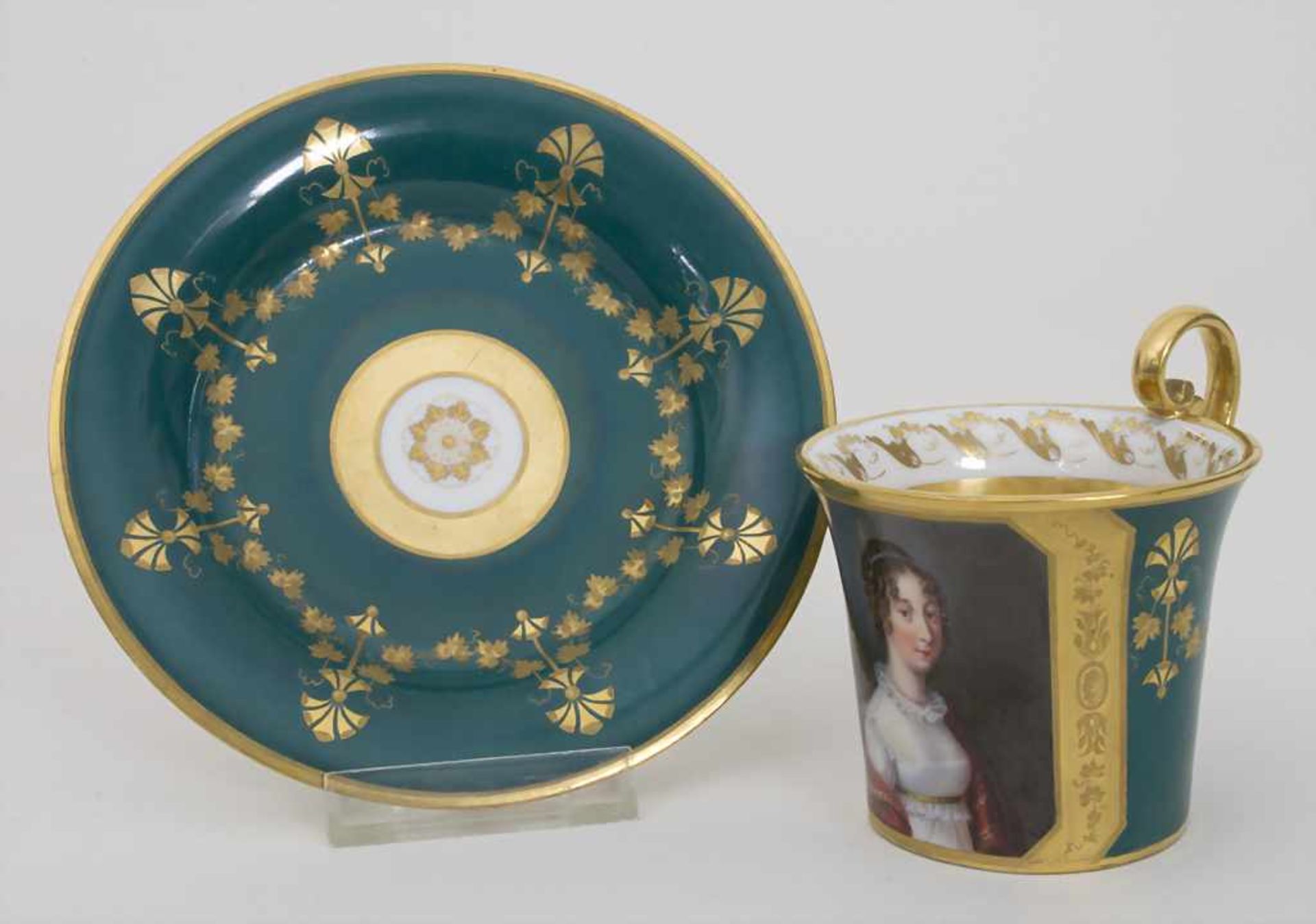 Große Empire Tasse mit Untertasse mit dem Portrait einer jungen Frau / A huge cup and saucer with