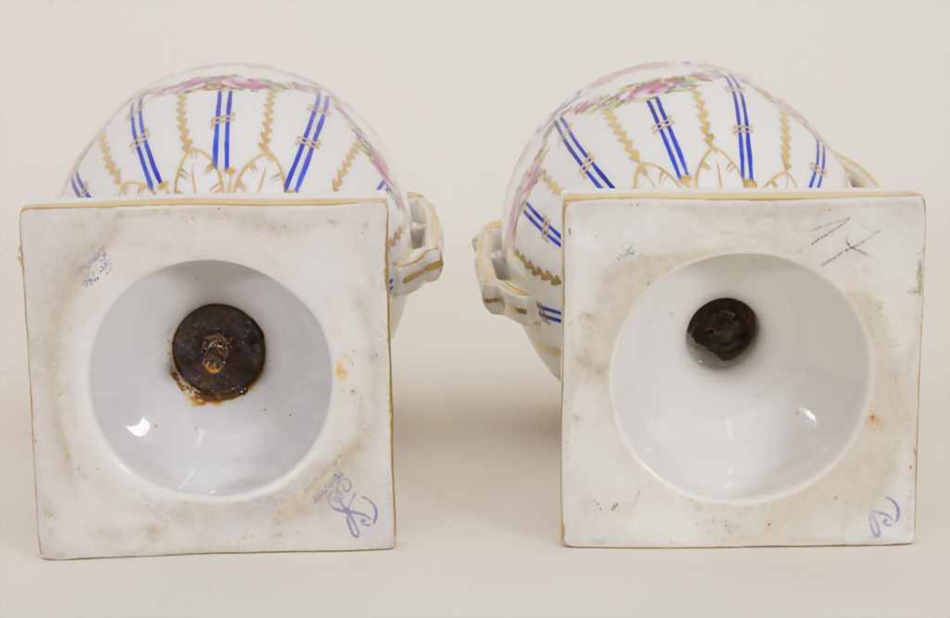 Paar Potpourri-Henkelvasen / A pair of potpourri handled vases, Potschappel, um 1900Material: - Bild 6 aus 8